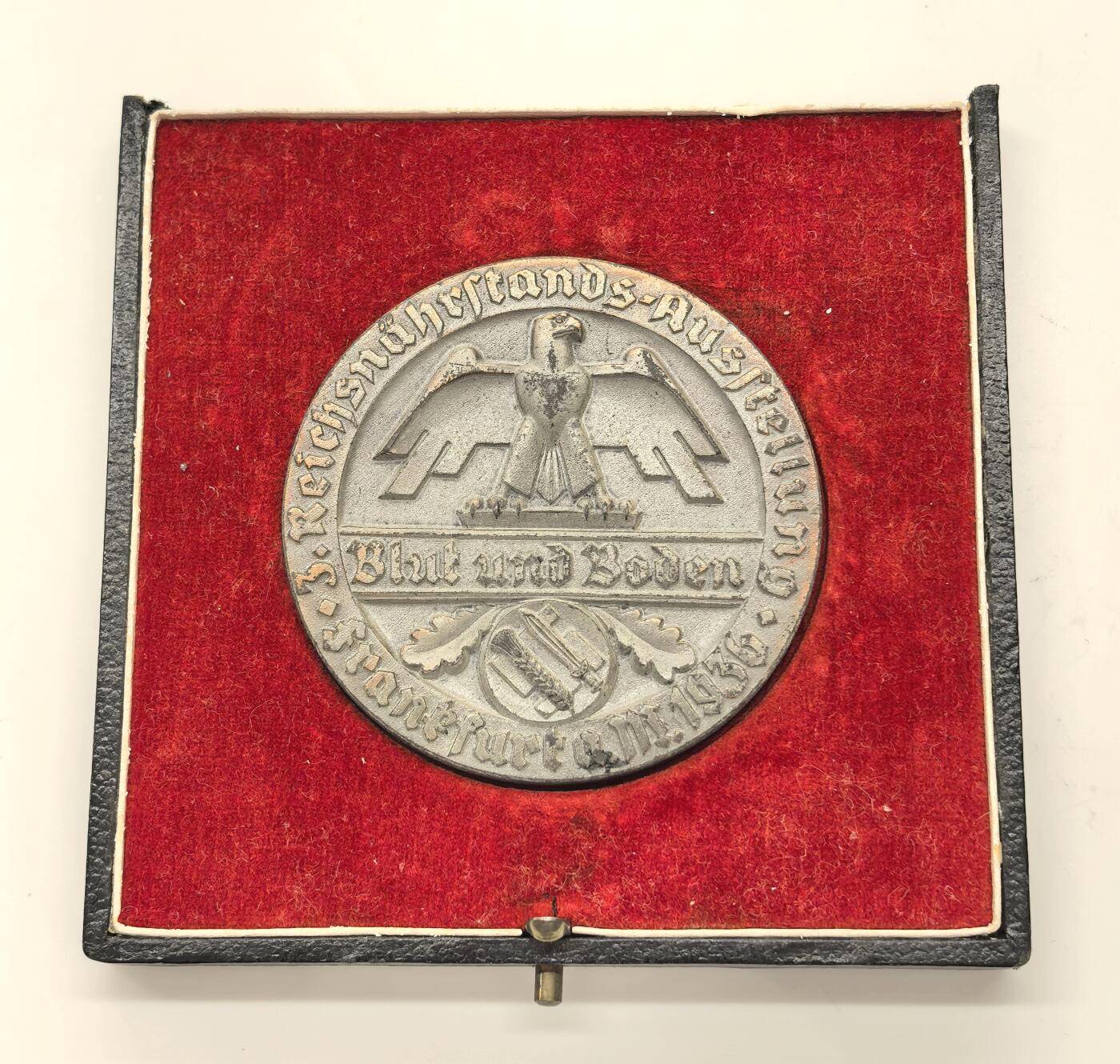 博洋堂世界钱币拍卖第146期（全场包邮） 1936年元首铜镀锌60mm大章！铁和血的纪念大章！带原盒（盖子没了）