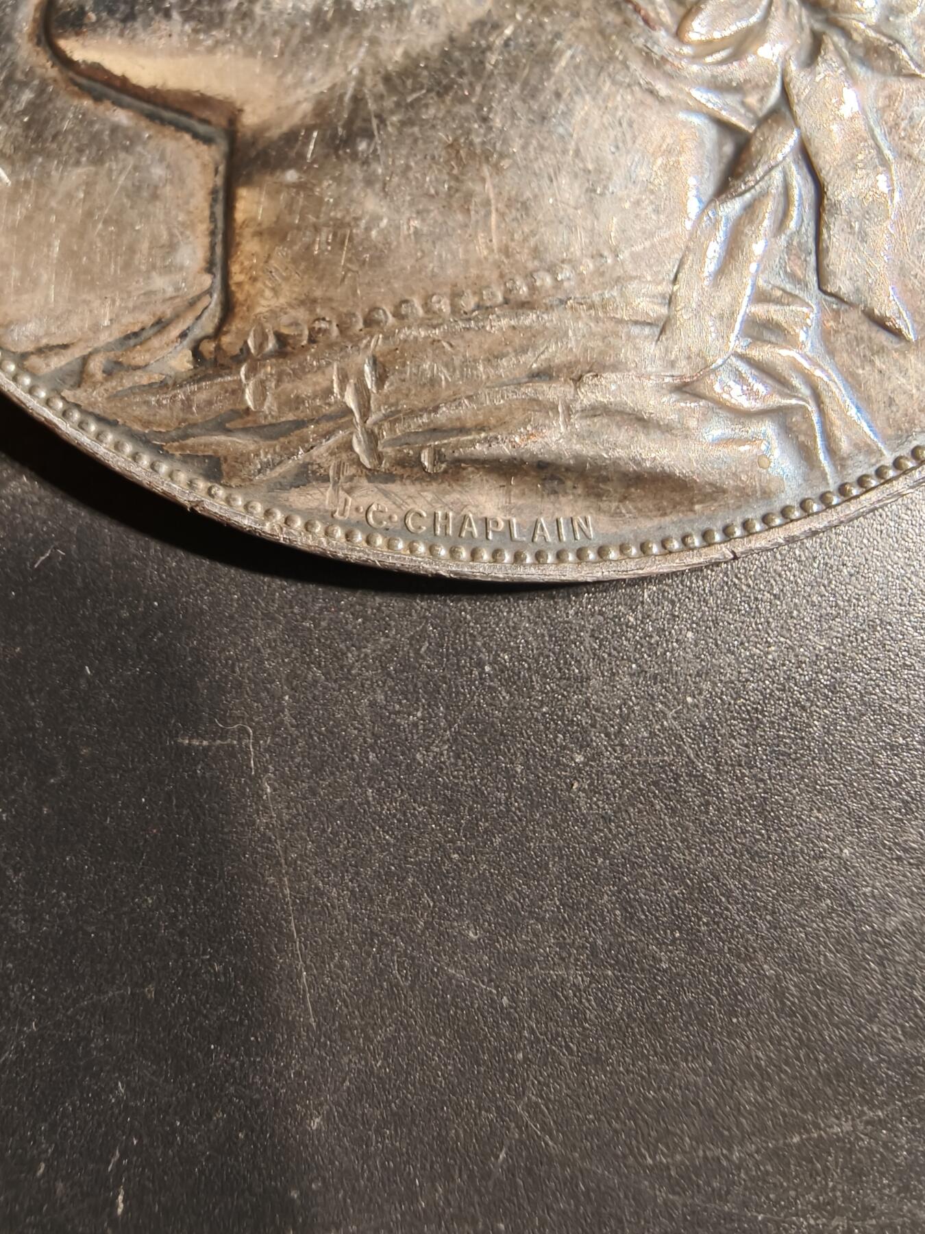 老王徽章第163期 13-15日三场连拍 16日统一发货  13、14日结束后可寄存 法国玛丽安娜单面镀银大铜章     大师夏普兰作品     直径68mm.    重量47.5g