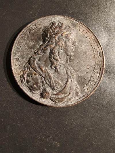 老王徽章第163期 13-15日三场连拍 16日统一发货  13、14日结束后可寄存 - 法国路易十三世“在圣母的保护下”大铜章     直径68mm.    重量148.4g