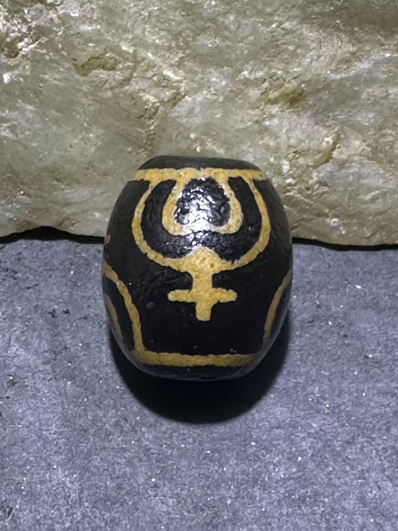 仅此一颗，精品藏传牙黄宝瓶玛瑙天珠一颗。，