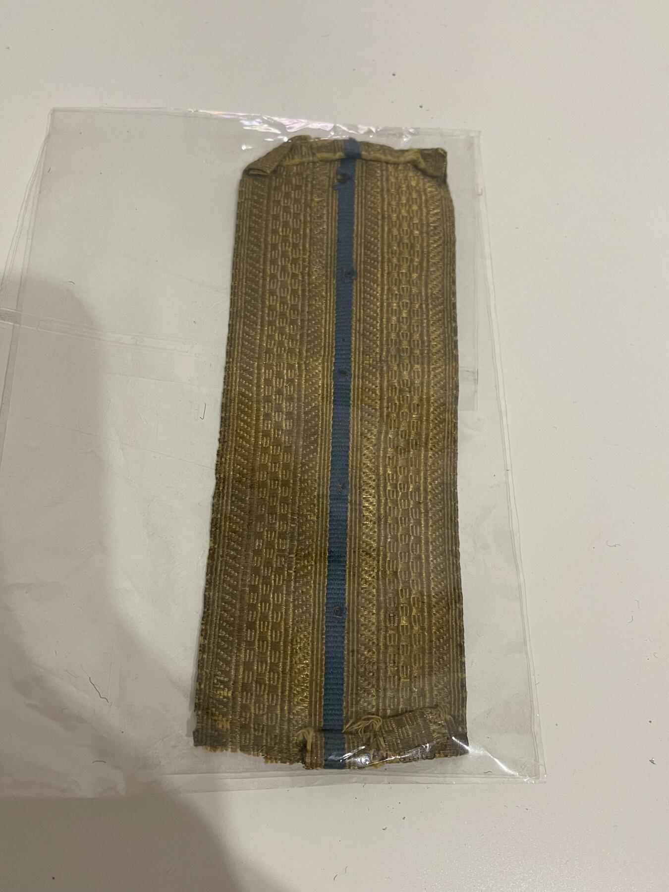 新时代收藏徽章红藏拍卖(第二十八场)  徽章纸品证书杂项 空军金属丝面一只 大尉洞