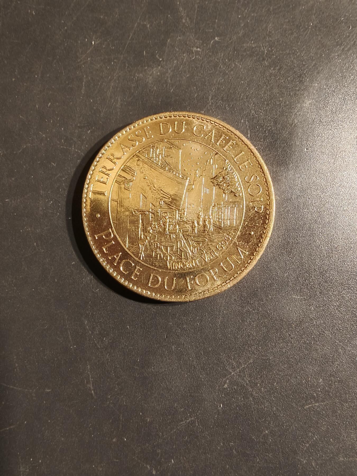 老王徽章第163期 13-15日三场连拍 16日统一发货  13、14日结束后可寄存 法国阿尔勒竞技场纪念章      亚克力原盒    直径34mm.   重量15.1g