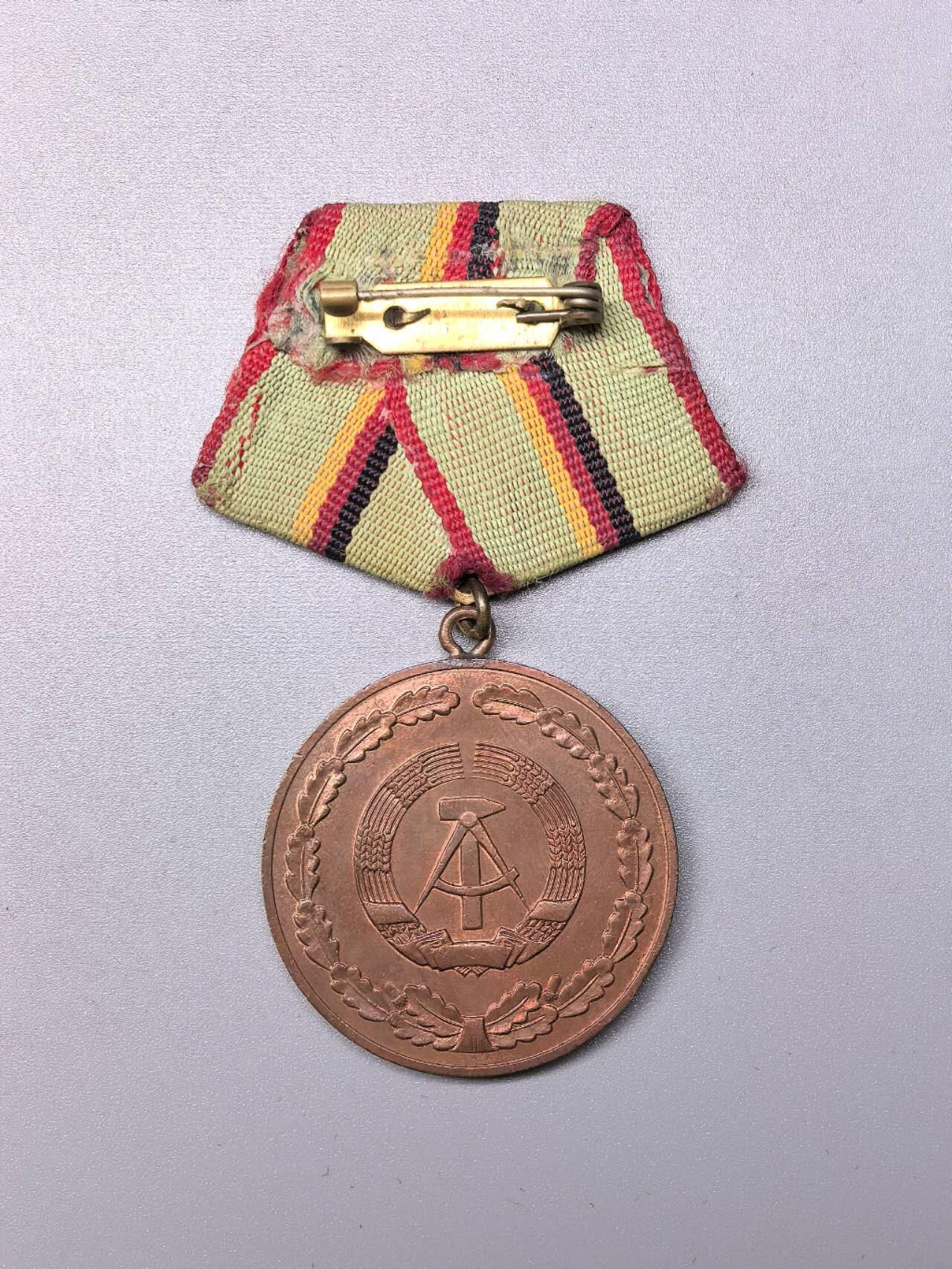 小驴勋章奖章收藏11月15日周六晚五点拍卖（珍爱和平，收藏战争，铭记历史，勿忘国耻，忠党爱国。有偿代拍，送拍规则在简介最后，参拍须阅读规则后再参拍，关系到运费包装发货时效真假辨别等关键信息，拍卖时不再发原图，看大图店主微信码在拍卖店铺介绍里）