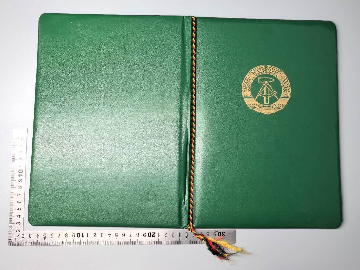 小驴勋章奖章收藏11月15日周六晚五点拍卖（珍爱和平，收藏战争，铭记历史，勿忘国耻，忠党爱国。有偿代拍，送拍规则在简介最后，参拍须阅读规则后再参拍，关系到运费包装发货时效真假辨别等关键信息，拍卖时不再发原图，看大图店主微信码在拍卖店铺介绍里）