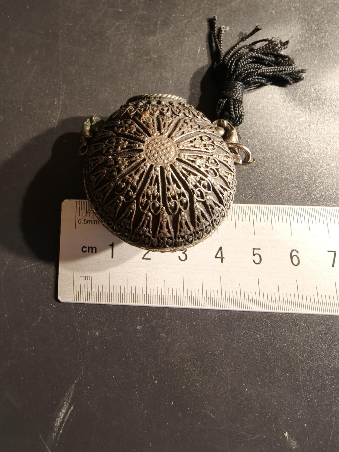 老王徽章第163期 13-15日三场连拍 16日统一发货  13、14日结束后可寄存  法国19世纪镀银香水瓶     里面有一个无法取出来的杯子类的物体     尺寸45mm