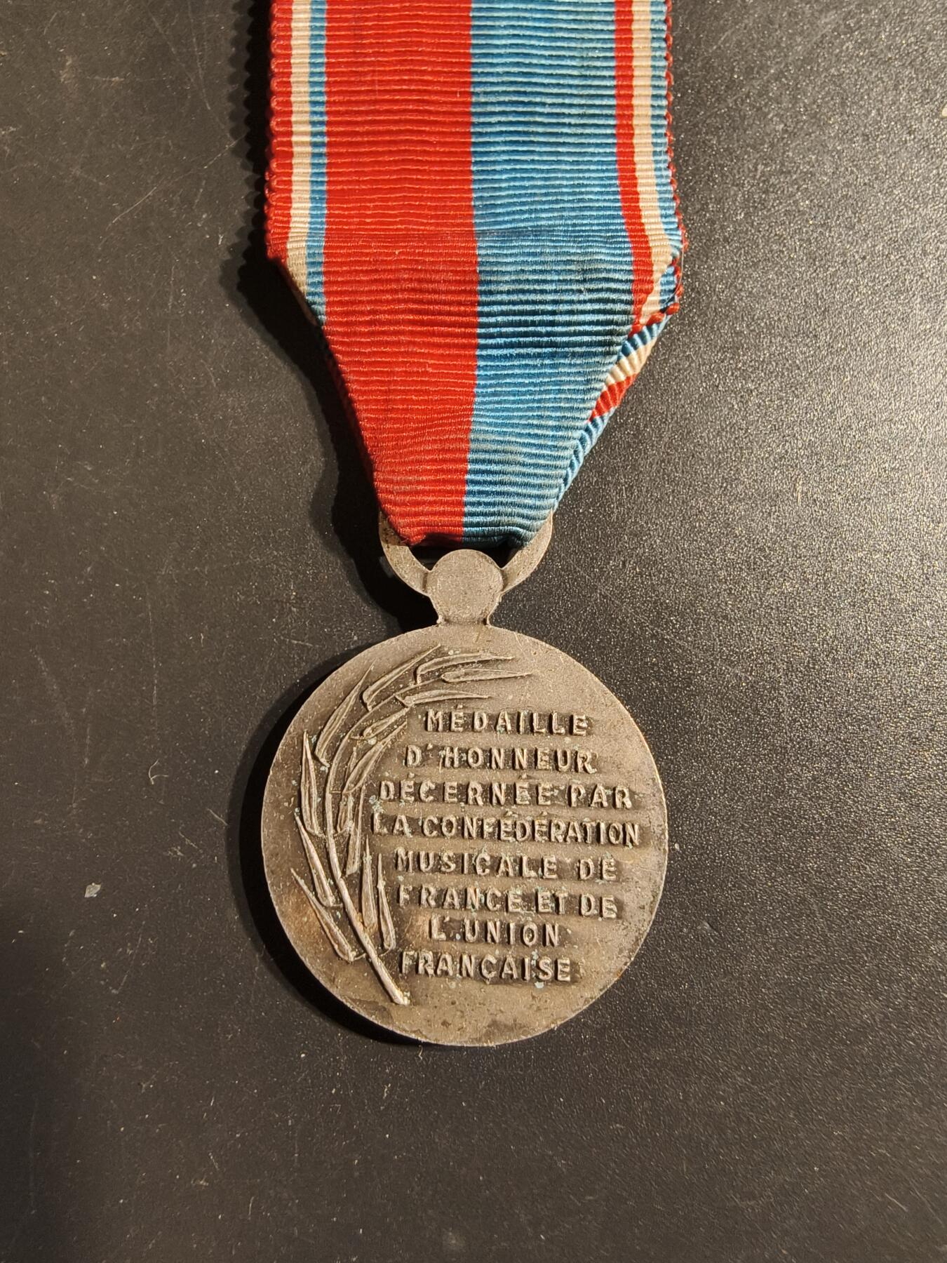 老王徽章第163期 13-15日三场连拍 16日统一发货  13、14日结束后可寄存 法国音乐联盟奖章    早期高浮雕版 