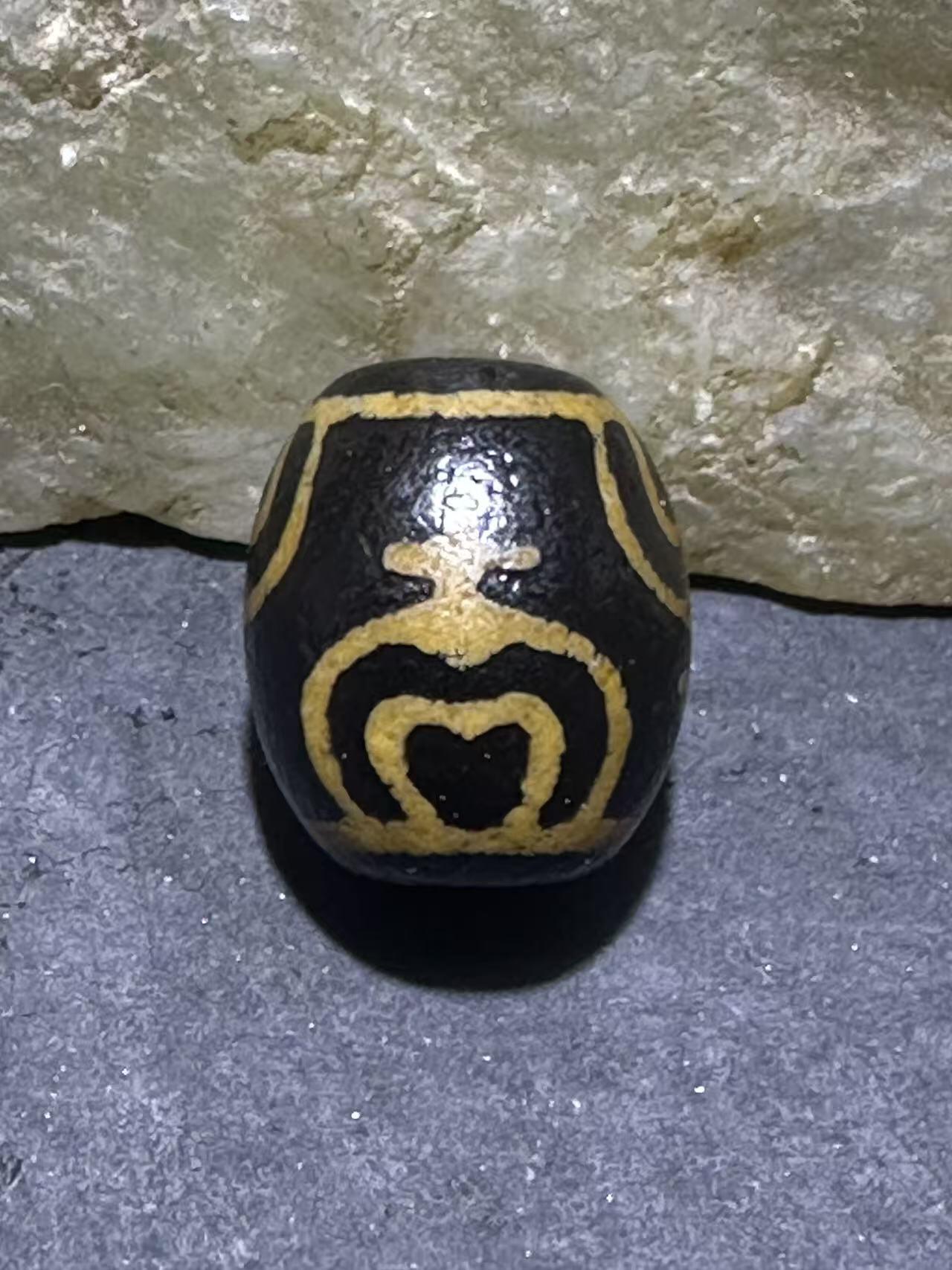 仅此一颗，精品藏传牙黄宝瓶玛瑙天珠一颗。，