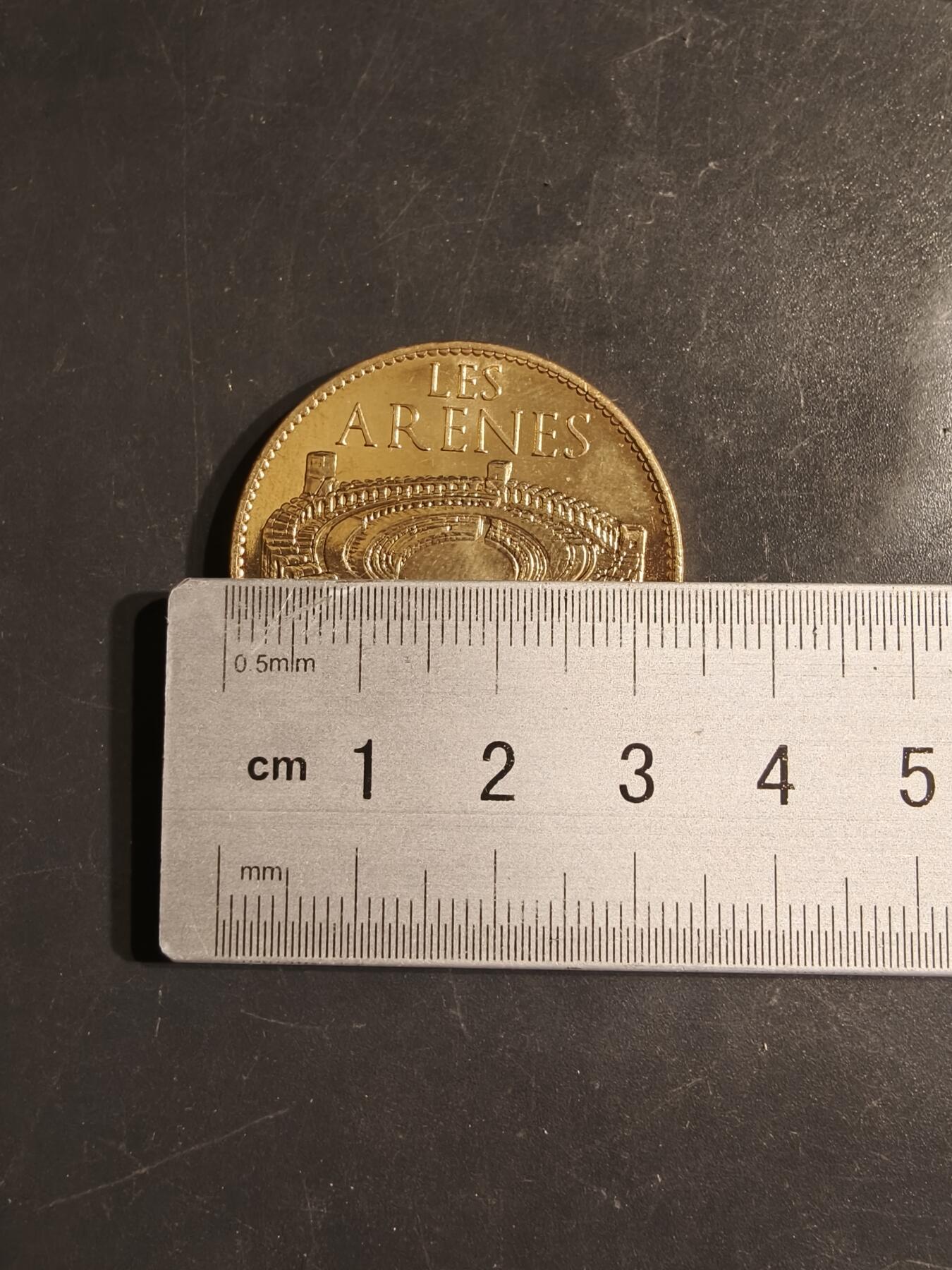 老王徽章第163期 13-15日三场连拍 16日统一发货  13、14日结束后可寄存 法国阿尔勒竞技场纪念章      亚克力原盒    直径34mm.   重量15.1g