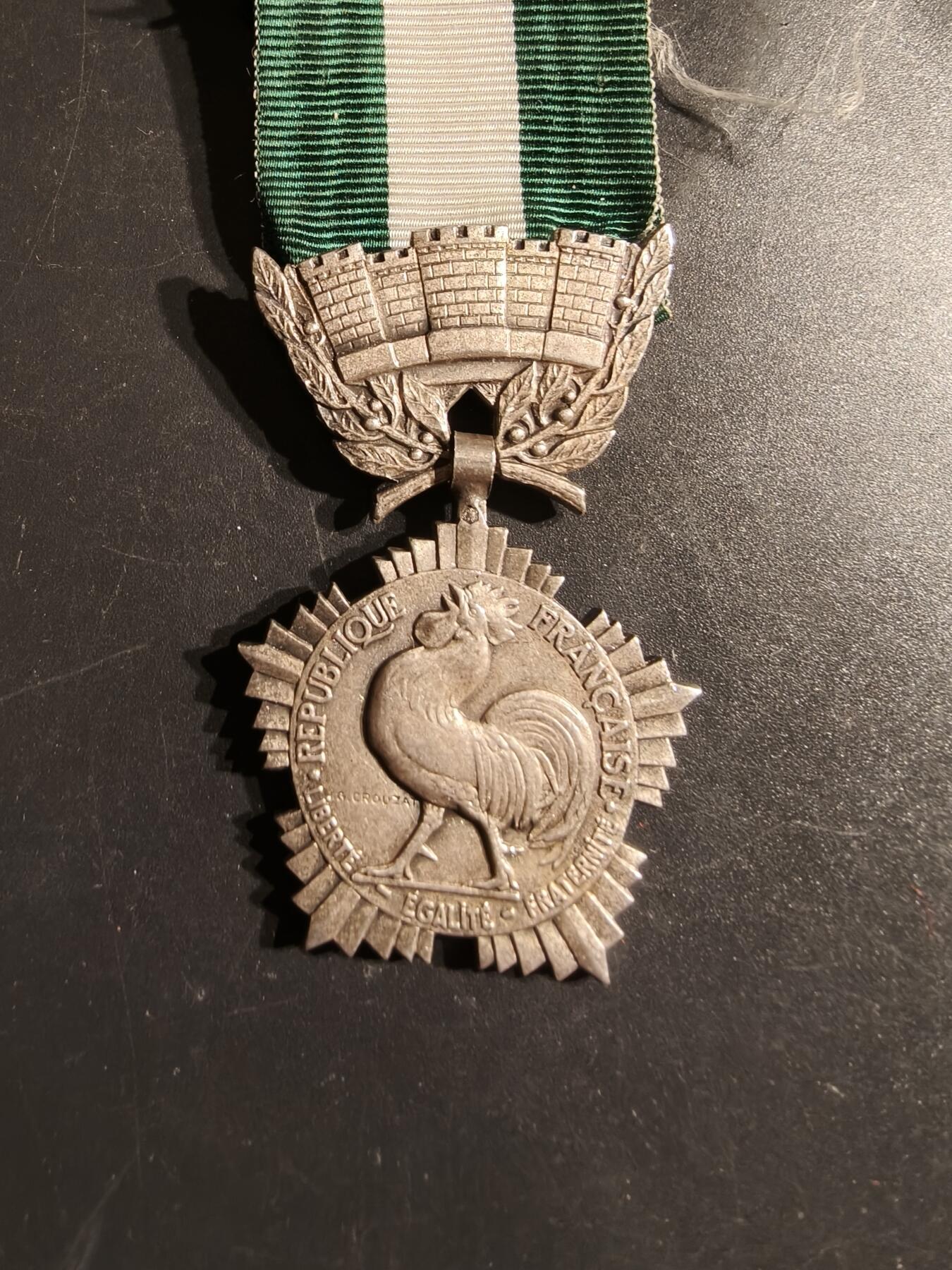 老王徽章第163期 13-15日三场连拍 16日统一发货  13、14日结束后可寄存  法国银级地方嘉奖奖章    银质螃蟹银标     20.1g