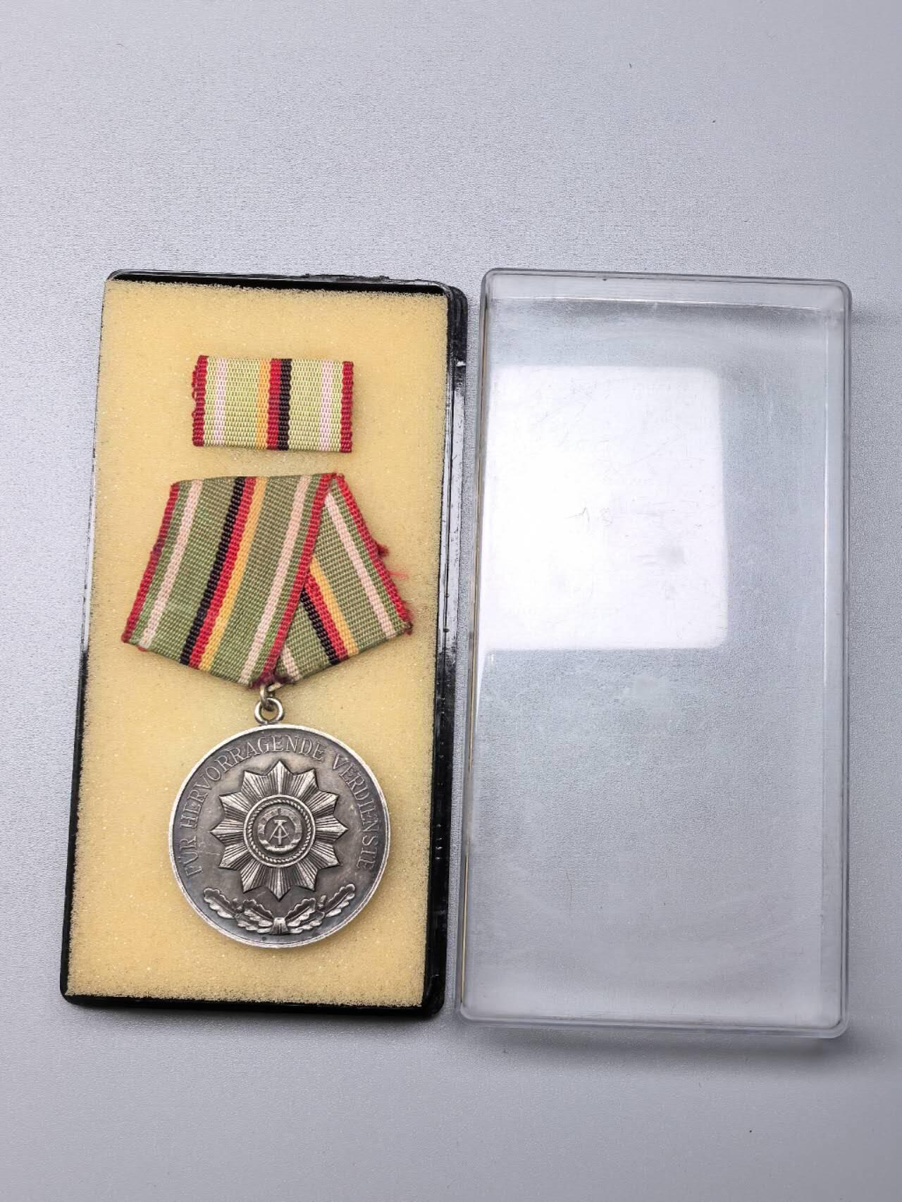 小驴勋章奖章收藏11月15日周六晚五点拍卖（珍爱和平，收藏战争，铭记历史，勿忘国耻，忠党爱国。有偿代拍，送拍规则在简介最后，参拍须阅读规则后再参拍，关系到运费包装发货时效真假辨别等关键信息，拍卖时不再发原图，看大图店主微信码在拍卖店铺介绍里）