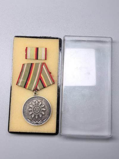 小驴勋章奖章收藏11月15日周六晚五点拍卖（珍爱和平，收藏战争，铭记历史，勿忘国耻，忠党爱国。有偿代拍，送拍规则在简介最后，参拍须阅读规则后再参拍，关系到运费包装发货时效真假辨别等关键信息，拍卖时不再发原图，看大图店主微信码在拍卖店铺介绍里） - 东德银级内务部功绩奖章