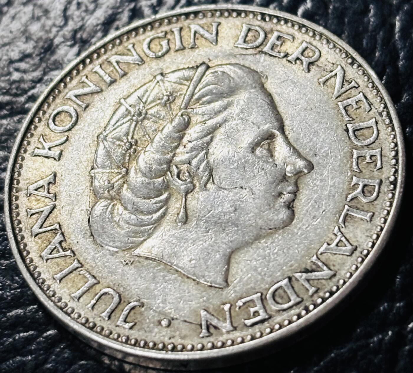 文馨钱币收藏第 281 场，【 长期接收代拍品】银元，银币，套币，纸币专场（本场截拍后休息三天，19 号发货） 带光极美品 1962 年荷兰朱莉安娜女王 2.5 盾大银币，720 高银