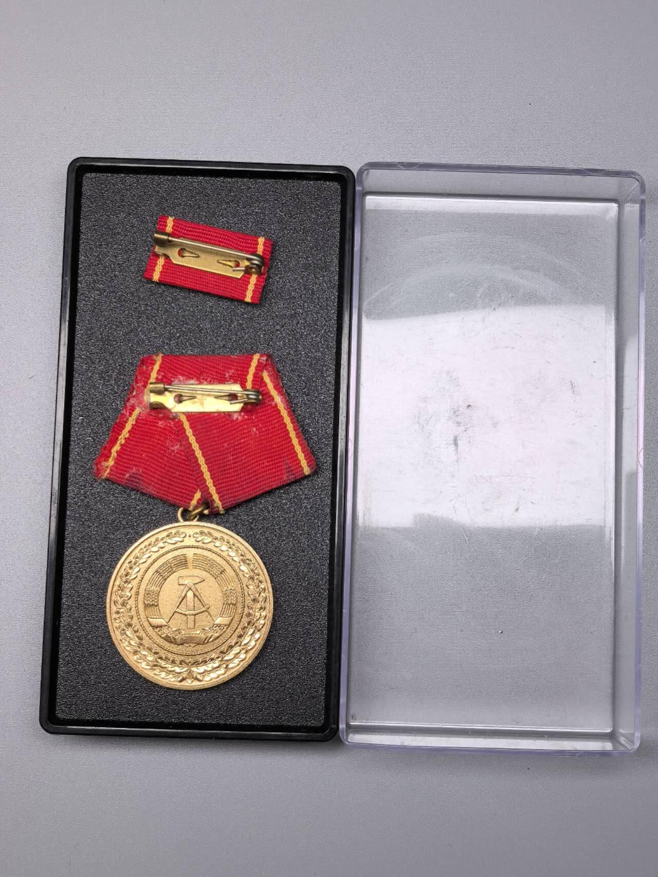 小驴勋章奖章收藏11月15日周六晚五点拍卖（珍爱和平，收藏战争，铭记历史，勿忘国耻，忠党爱国。有偿代拍，送拍规则在简介最后，参拍须阅读规则后再参拍，关系到运费包装发货时效真假辨别等关键信息，拍卖时不再发原图，看大图店主微信码在拍卖店铺介绍里）