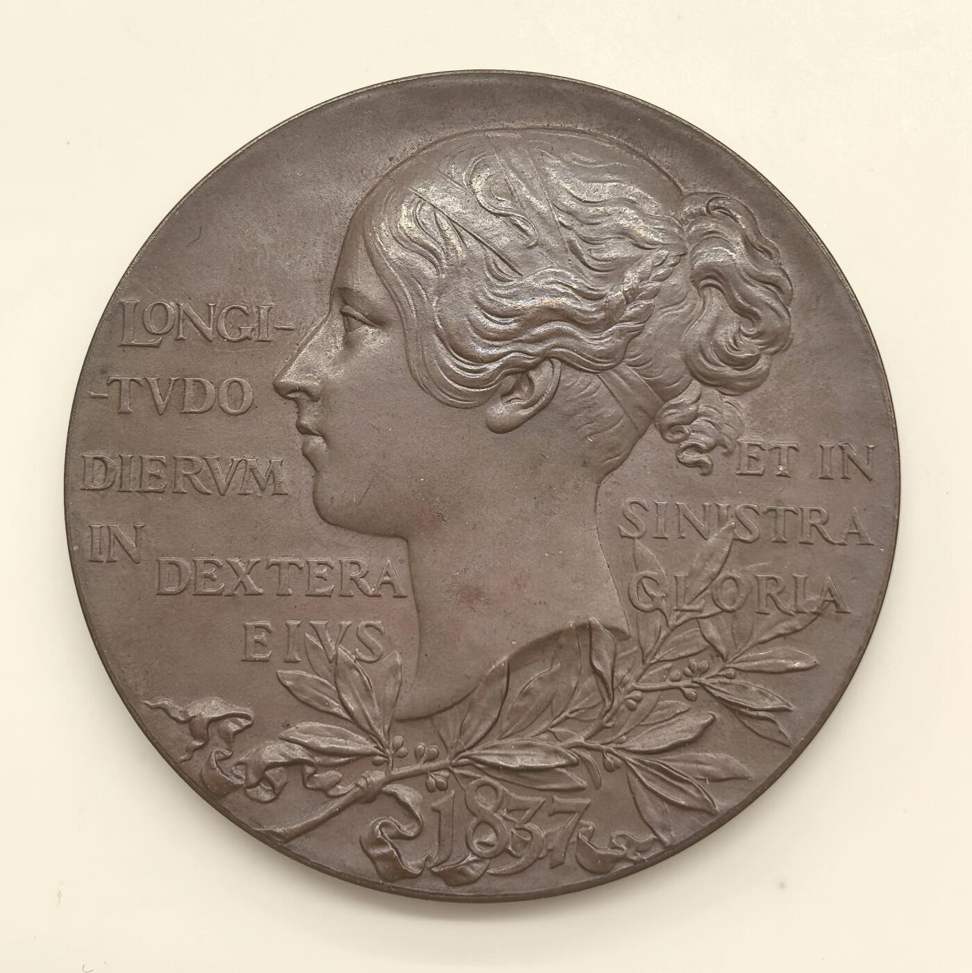 博洋堂世界钱币拍卖第146期（全场包邮） 1887年维多利亚登记纪念50周年铜章一枚，56mm，经典老少维多利亚头像，UNC品质