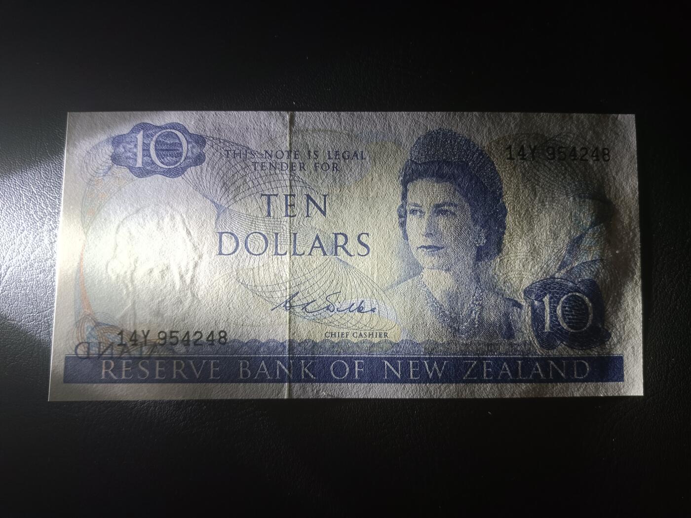 2025十一月第四期，总202期 新西兰1975版10元UNC-，珍珠冠女王和食肉鹦鹉，少见品种