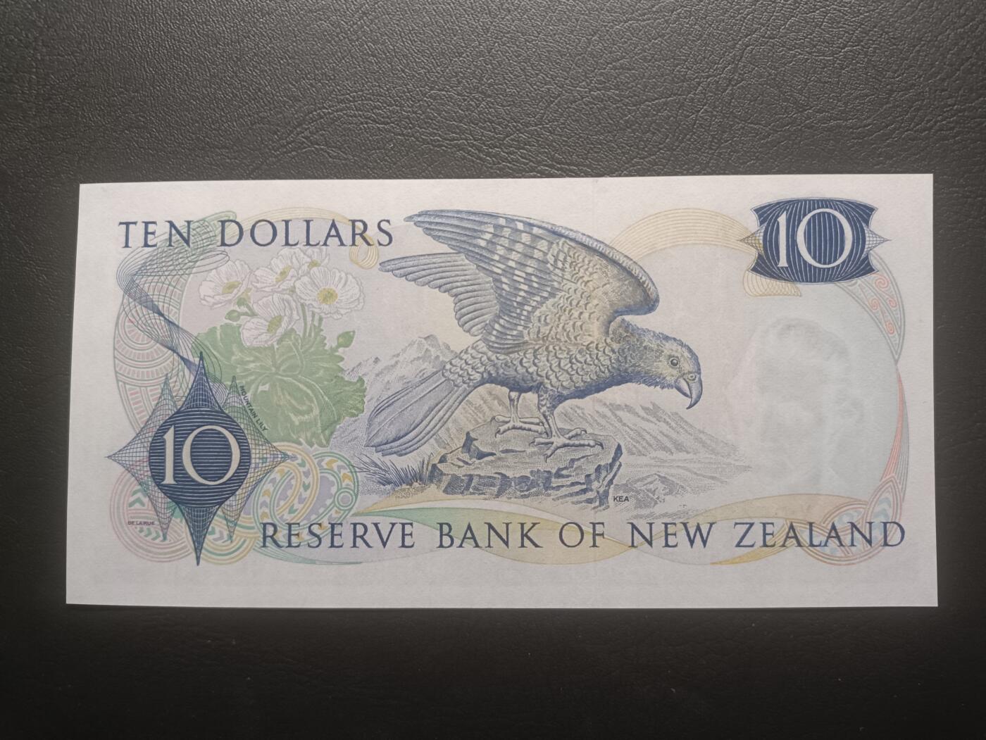 2025十一月第四期，总202期 新西兰1975版10元UNC-，珍珠冠女王和食肉鹦鹉，少见品种