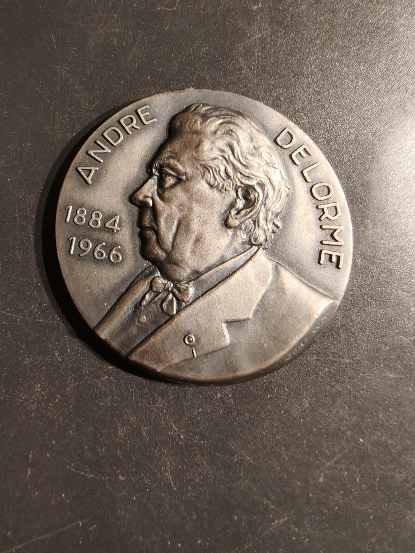 老王徽章第163期 13-15日三场连拍 16日统一发货  13、14日结束后可寄存 比利时镀银纪念章    直径50mm.    重量59.3g