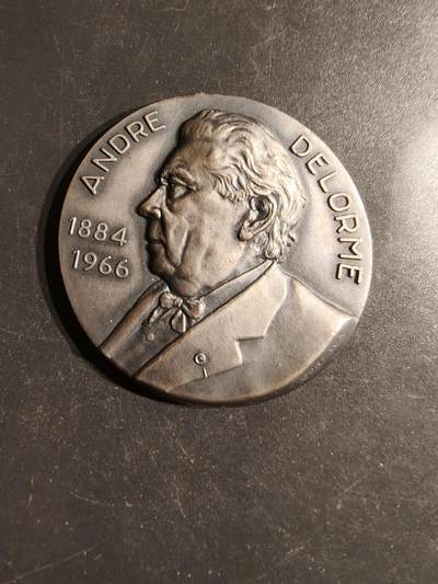 老王徽章第163期 13-15日三场连拍 16日统一发货  13、14日结束后可寄存 - 比利时镀银纪念章    直径50mm.    重量59.3g