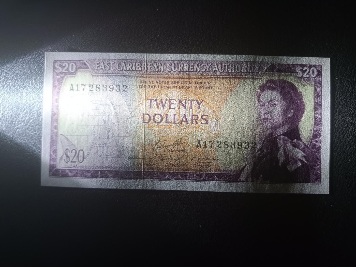 2025十一月第四期，总202期 东加勒比共同体1965版20元AUNC，戎装女王和海滩椰林