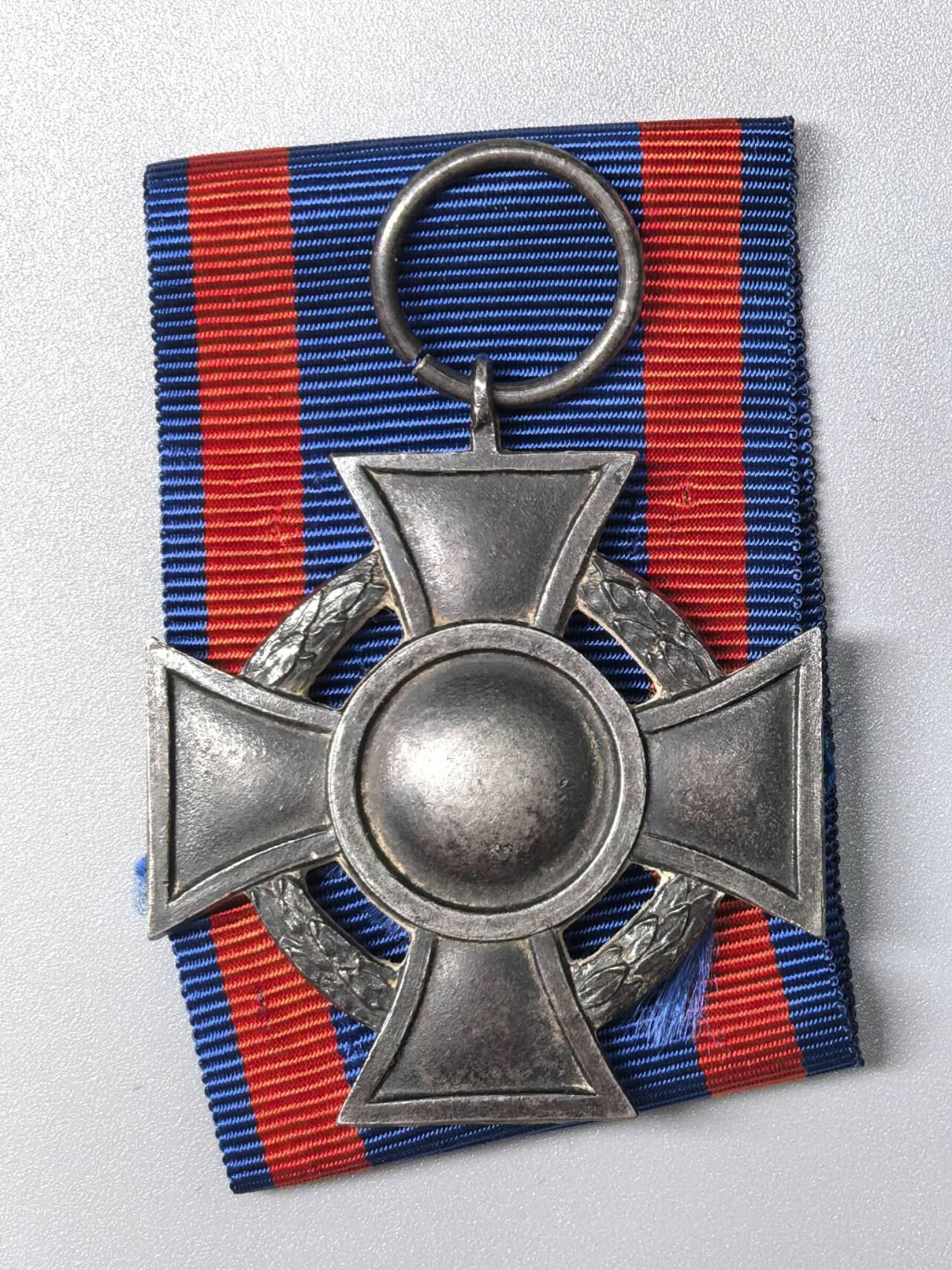 小驴勋章奖章收藏11月15日周六晚五点拍卖（珍爱和平，收藏战争，铭记历史，勿忘国耻，忠党爱国。有偿代拍，送拍规则在简介最后，参拍须阅读规则后再参拍，关系到运费包装发货时效真假辨别等关键信息，拍卖时不再发原图，看大图店主微信码在拍卖店铺介绍里） 奥尔登堡大公国的二级弗里德里希·奥古斯特十字章，铁质枪镀黑