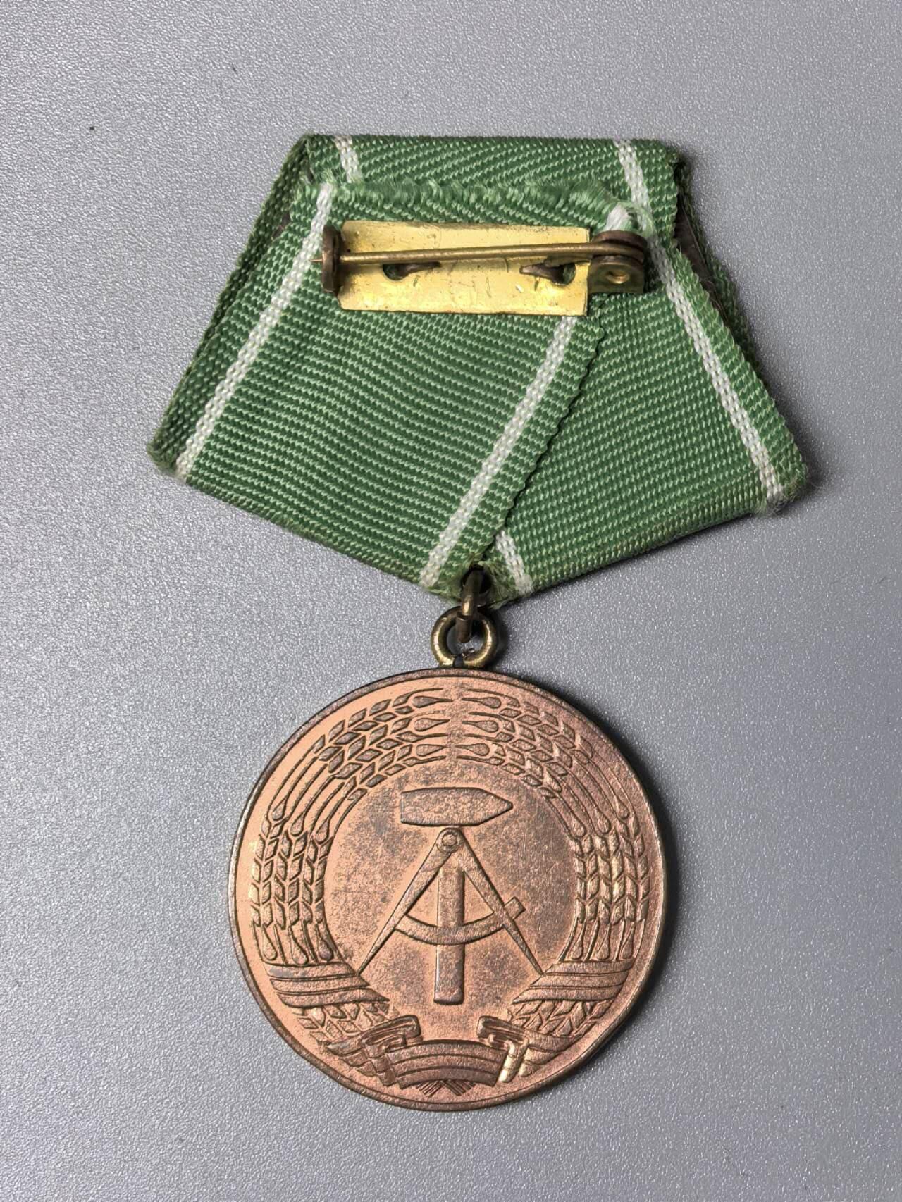 小驴勋章奖章收藏11月15日周六晚五点拍卖（珍爱和平，收藏战争，铭记历史，勿忘国耻，忠党爱国。有偿代拍，送拍规则在简介最后，参拍须阅读规则后再参拍，关系到运费包装发货时效真假辨别等关键信息，拍卖时不再发原图，看大图店主微信码在拍卖店铺介绍里）