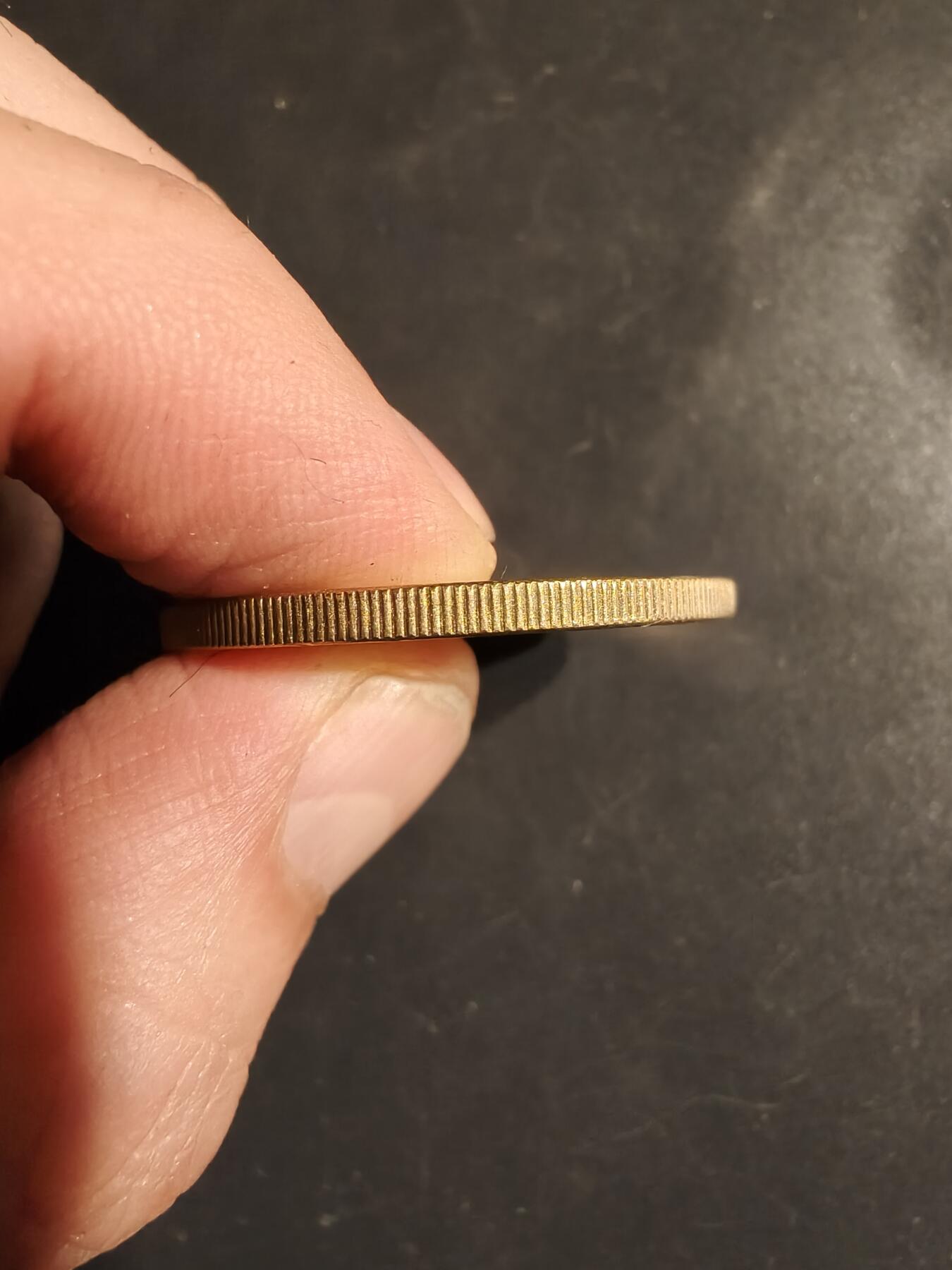 老王徽章第163期 13-15日三场连拍 16日统一发货  13、14日结束后可寄存 法国阿尔勒竞技场纪念章      亚克力原盒    直径34mm.   重量15.1g