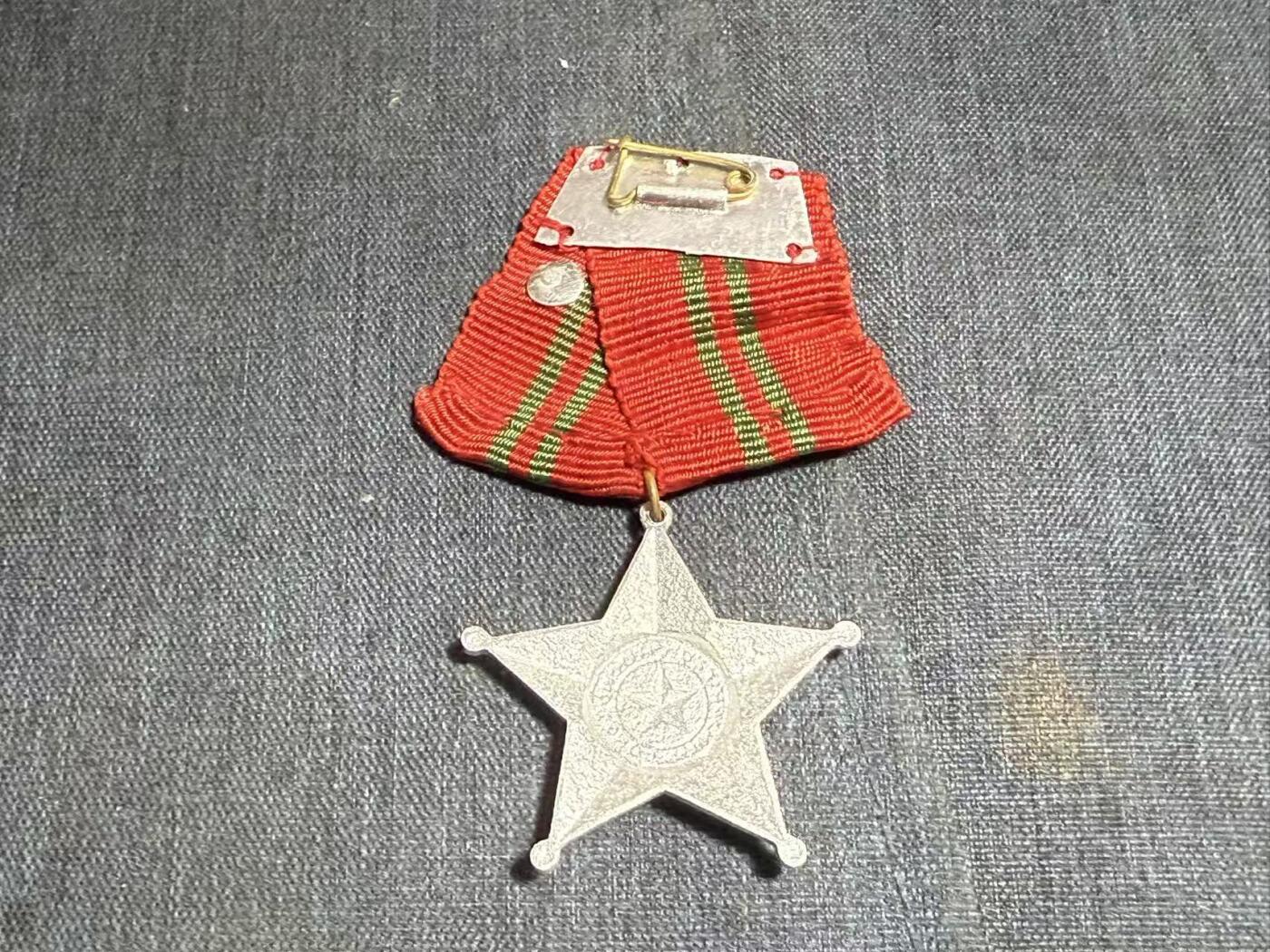 罗岚⭐爱藏⭐精品专拍第七场-分享拍场赚佣（周六有群拍，详细看简介） 越南民主共和国（原挂略-越中战争时期版本）人民军二级战功勋章 主要颁发给前线作战的基层军官-士官-士兵 该章获得条件需要在战场上以出色的基层指挥能力逆转一场小型战斗，或者亲自临阵毙伤数位敌人