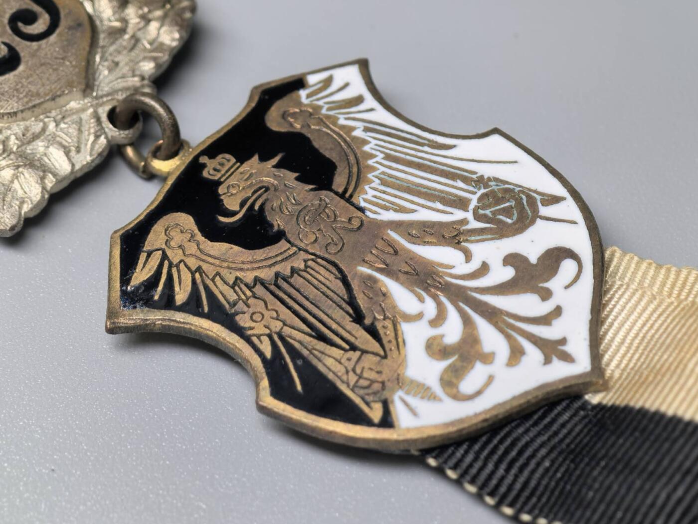 小驴勋章奖章收藏11月15日周六晚五点拍卖（珍爱和平，收藏战争，铭记历史，勿忘国耻，忠党爱国。有偿代拍，送拍规则在简介最后，参拍须阅读规则后再参拍，关系到运费包装发货时效真假辨别等关键信息，拍卖时不再发原图，看大图店主微信码在拍卖店铺介绍里）