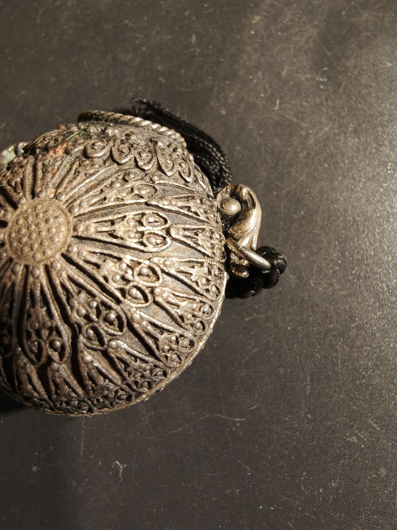 老王徽章第163期 13-15日三场连拍 16日统一发货  13、14日结束后可寄存  法国19世纪镀银香水瓶     里面有一个无法取出来的杯子类的物体     尺寸45mm