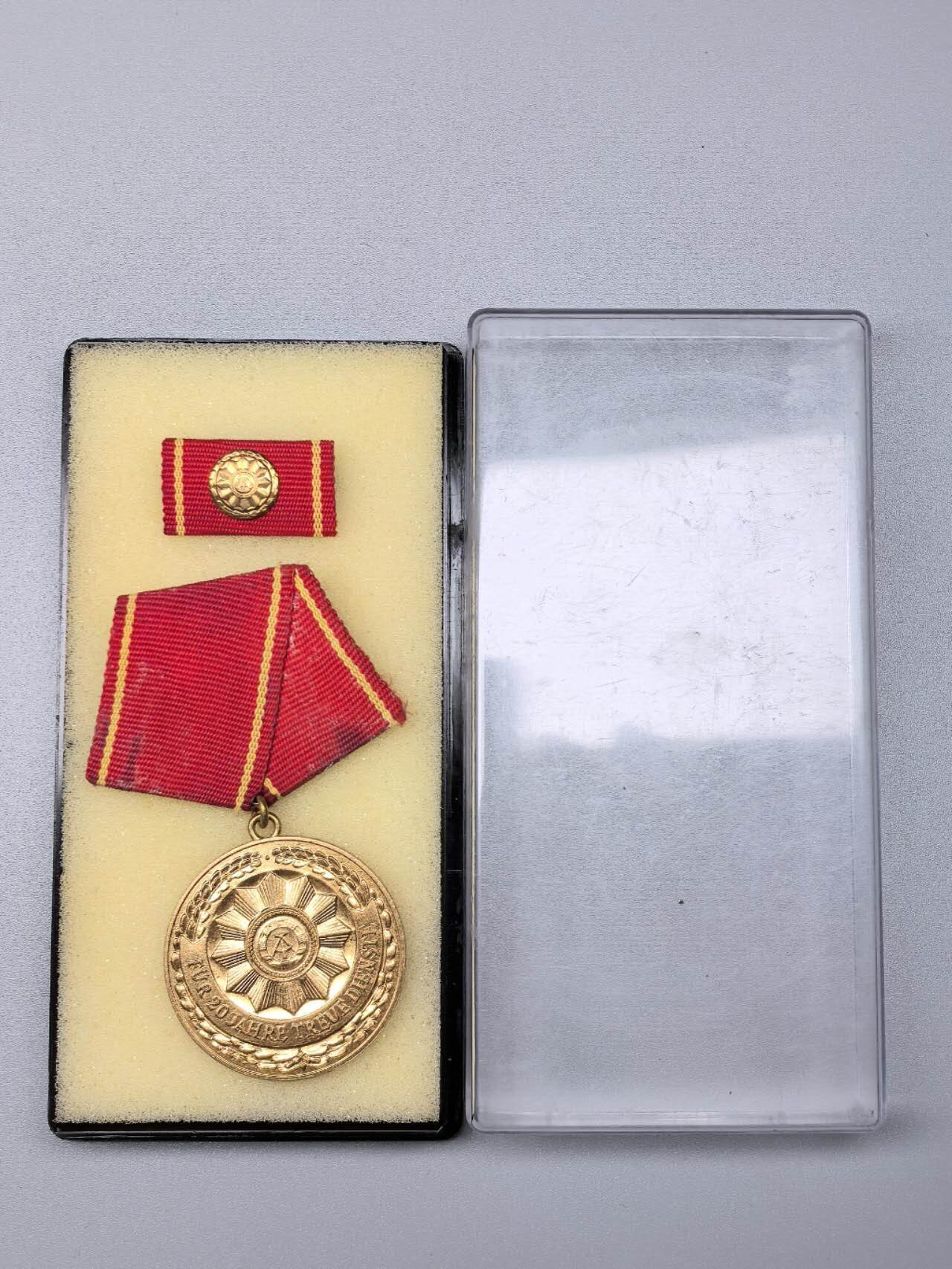 小驴勋章奖章收藏11月15日周六晚五点拍卖（珍爱和平，收藏战争，铭记历史，勿忘国耻，忠党爱国。有偿代拍，送拍规则在简介最后，参拍须阅读规则后再参拍，关系到运费包装发货时效真假辨别等关键信息，拍卖时不再发原图，看大图店主微信码在拍卖店铺介绍里）