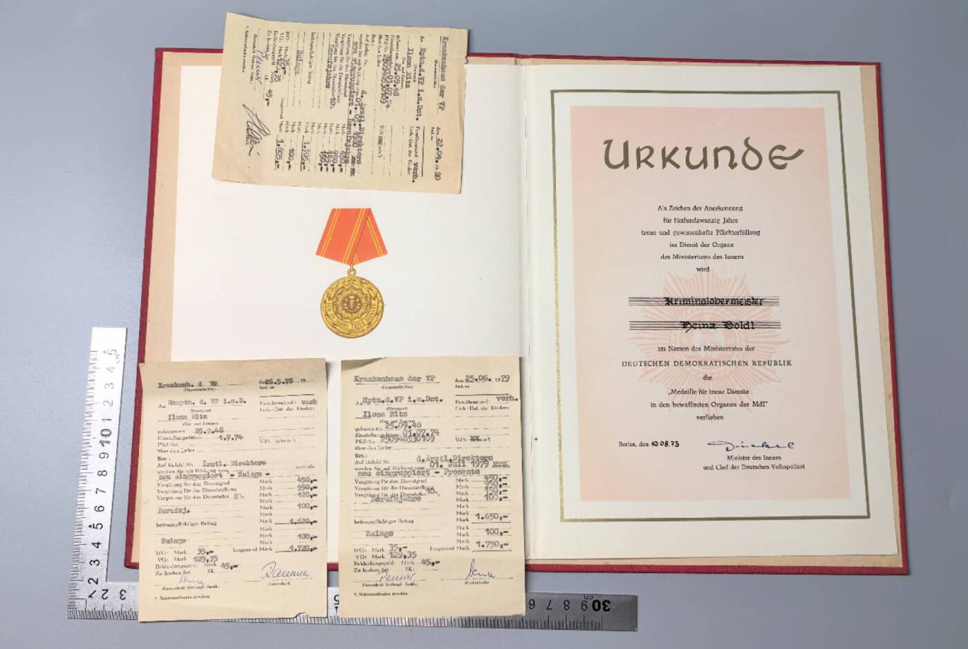 小驴勋章奖章收藏11月15日周六晚五点拍卖（珍爱和平，收藏战争，铭记历史，勿忘国耻，忠党爱国。有偿代拍，送拍规则在简介最后，参拍须阅读规则后再参拍，关系到运费包装发货时效真假辨别等关键信息，拍卖时不再发原图，看大图店主微信码在拍卖店铺介绍里）