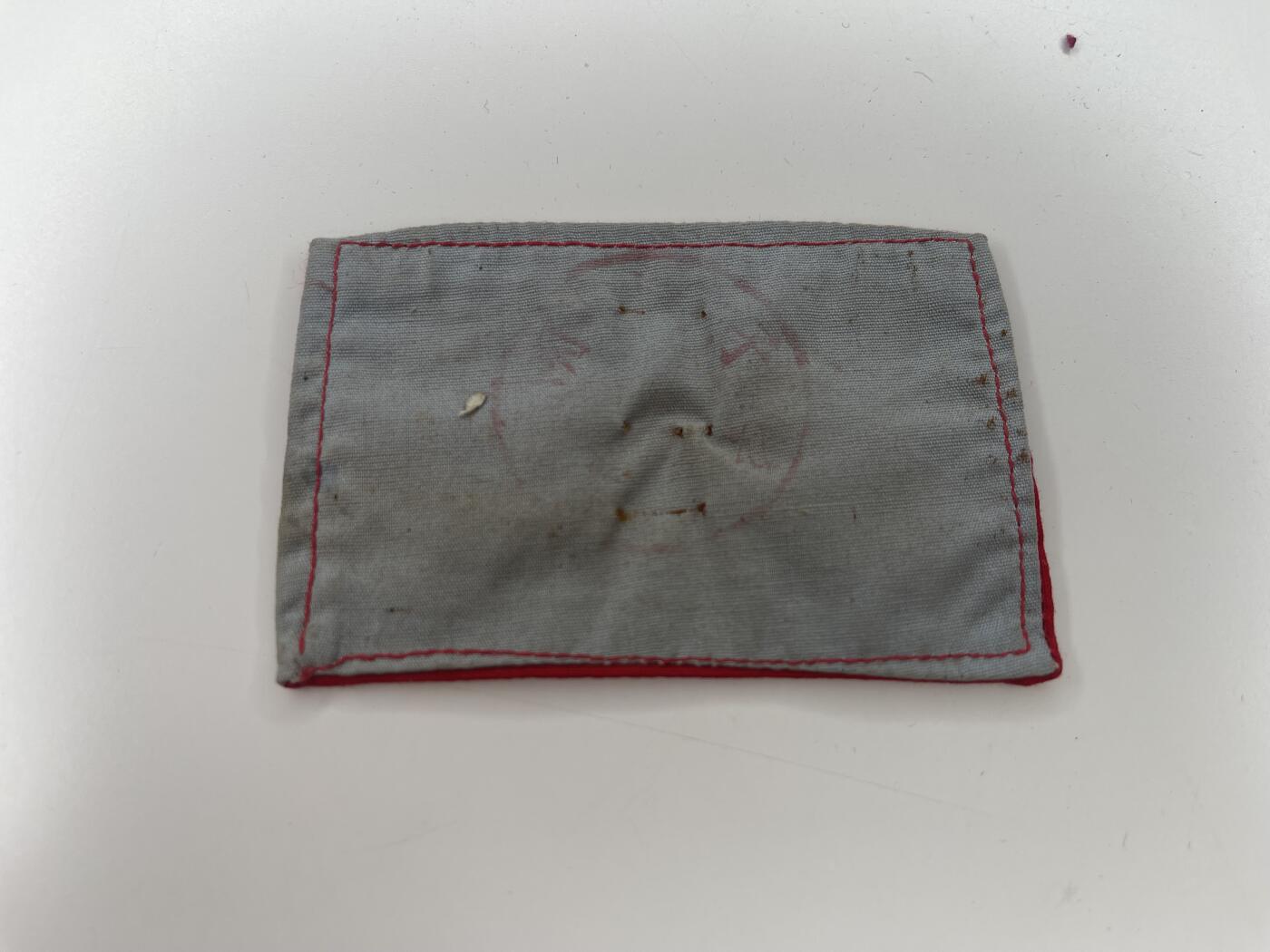 新时代收藏徽章红藏拍卖(第二十八场)  徽章纸品证书杂项 某地干部子校红卫兵臂章 背后看不太清具体了