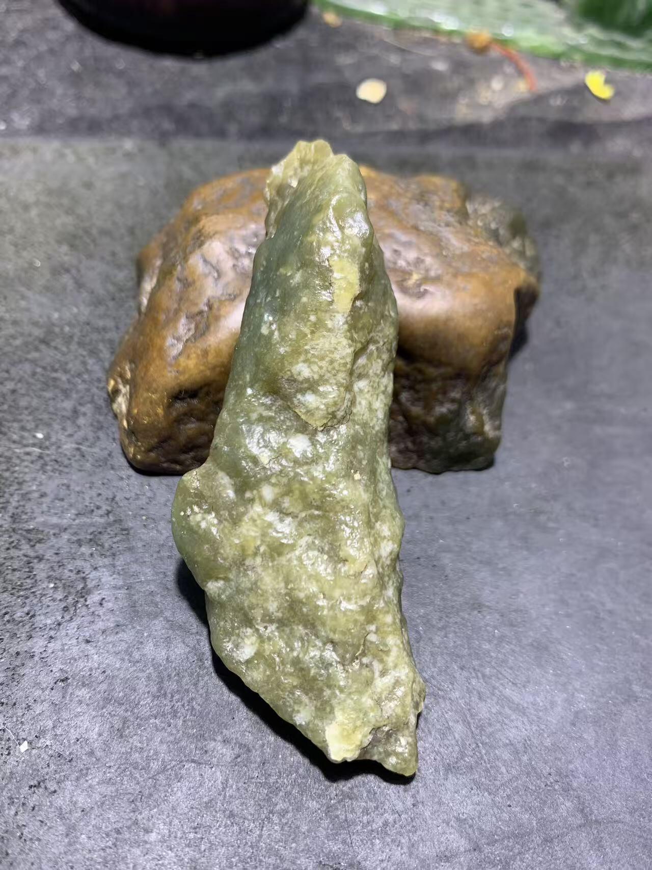 新疆戈壁风化纹和田玉青玉原石一颗，