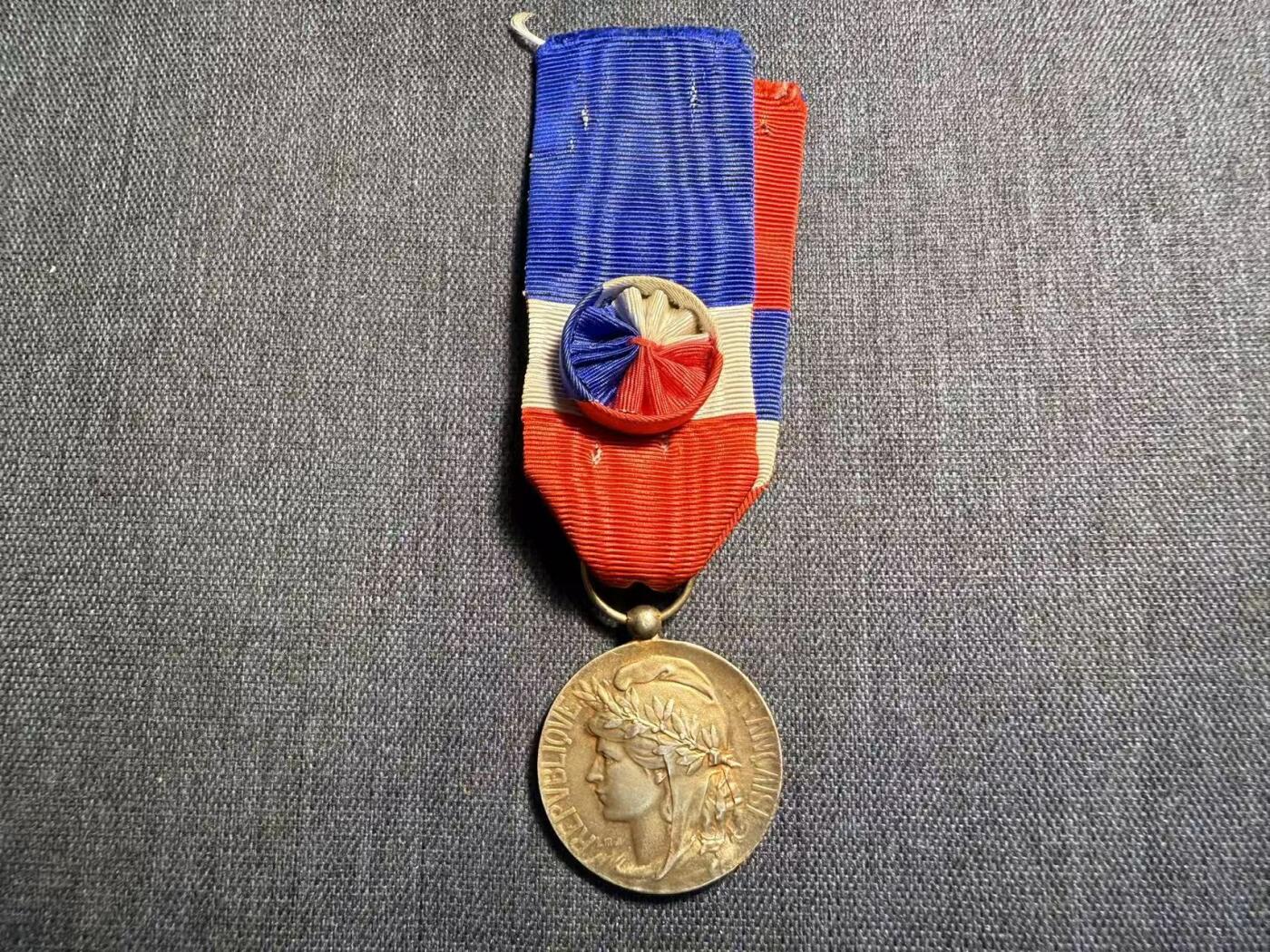 罗岚⭐爱藏⭐精品专拍第七场-分享拍场赚佣（周六有群拍，详细看简介） 法兰西第三共和国劳工部银级劳工奖章 带花结 银质