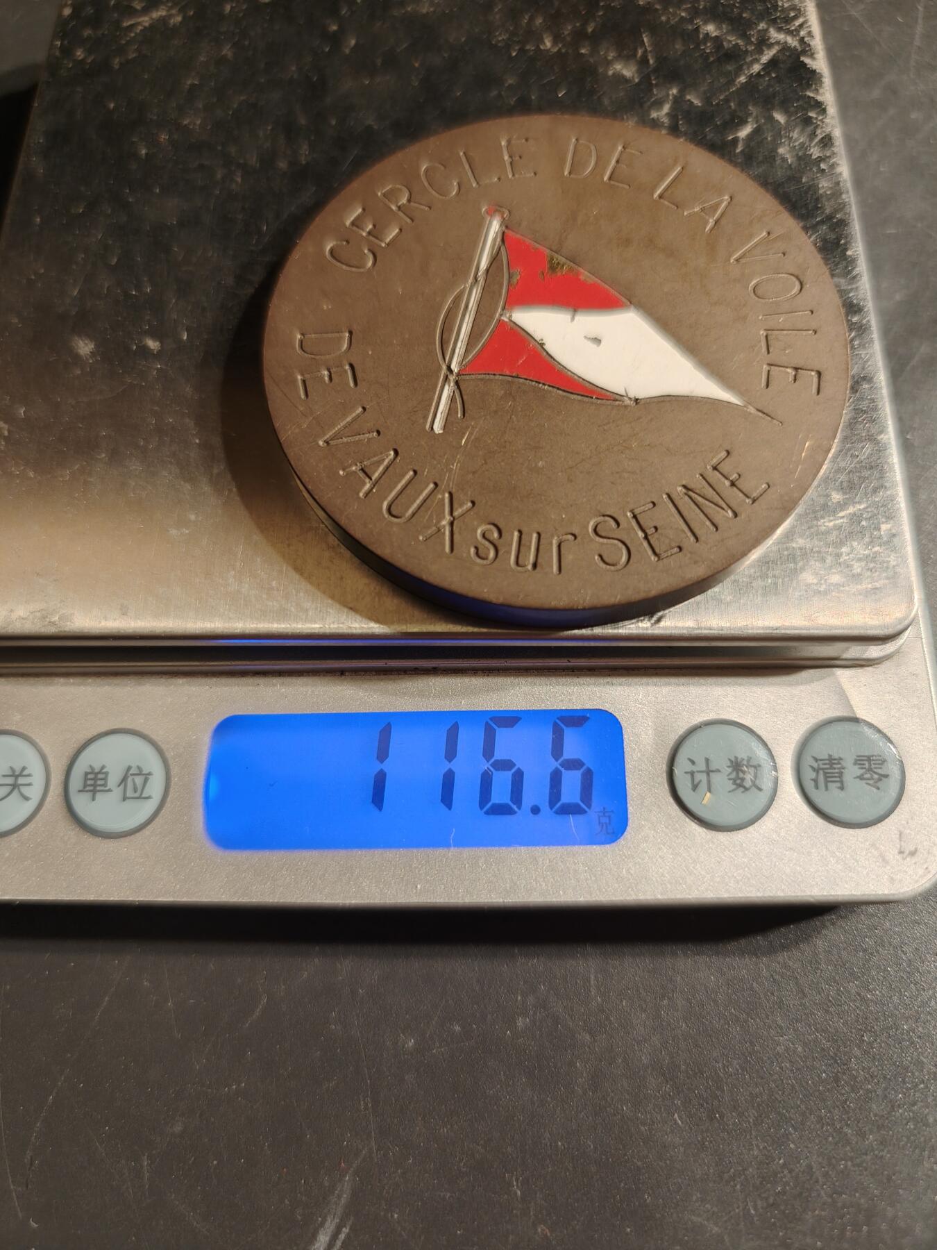 老王徽章第163期 13-15日三场连拍 16日统一发货  13、14日结束后可寄存  法国塞纳河畔沃市帆船俱乐部大铜章     直径60mm.   重量116.6g