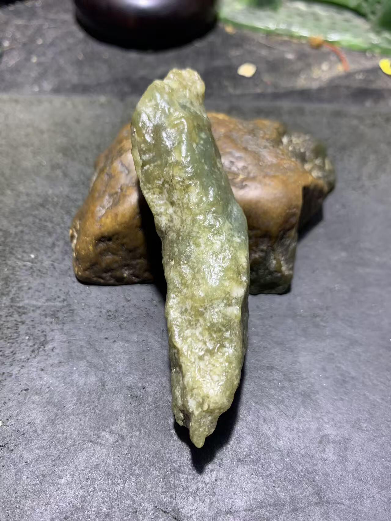 新疆戈壁风化纹和田玉青玉原石一颗，