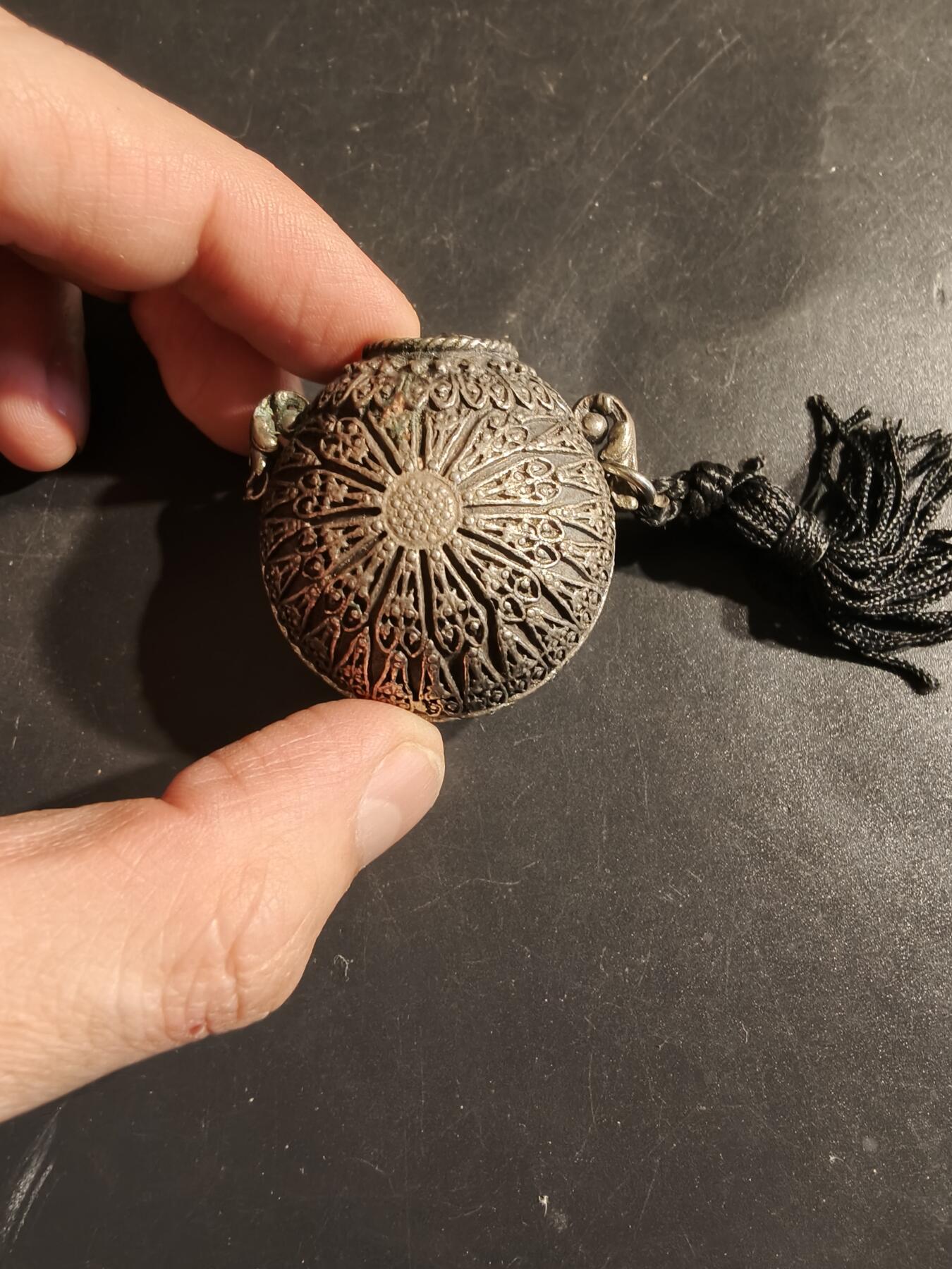 老王徽章第163期 13-15日三场连拍 16日统一发货  13、14日结束后可寄存  法国19世纪镀银香水瓶     里面有一个无法取出来的杯子类的物体     尺寸45mm