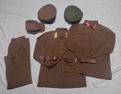 【第壹場】近代勋奖章徽章服饰杂项专场 - 鸭绿江曹县常服、套头衫衣帽腰带一组 上衣肩宽48cm 袖长61cm，套头衫肩宽48cm 袖长65cm 裤长109cm 腰围92cm 帽子头围约58cm