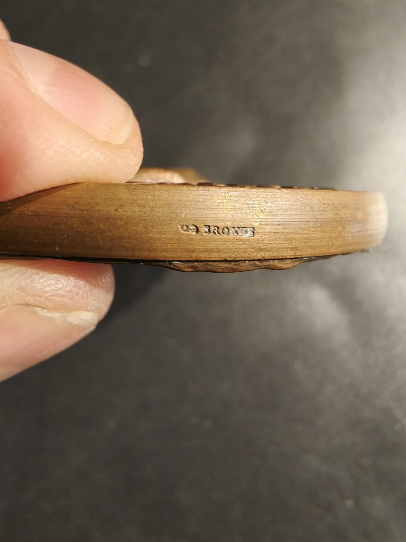 老王徽章第163期 13-15日三场连拍 16日统一发货  13、14日结束后可寄存 法国天主教会塞隆库尔-邦德瓦尔教区大铜章    高浮雕    直径68mm.    重量194.4g