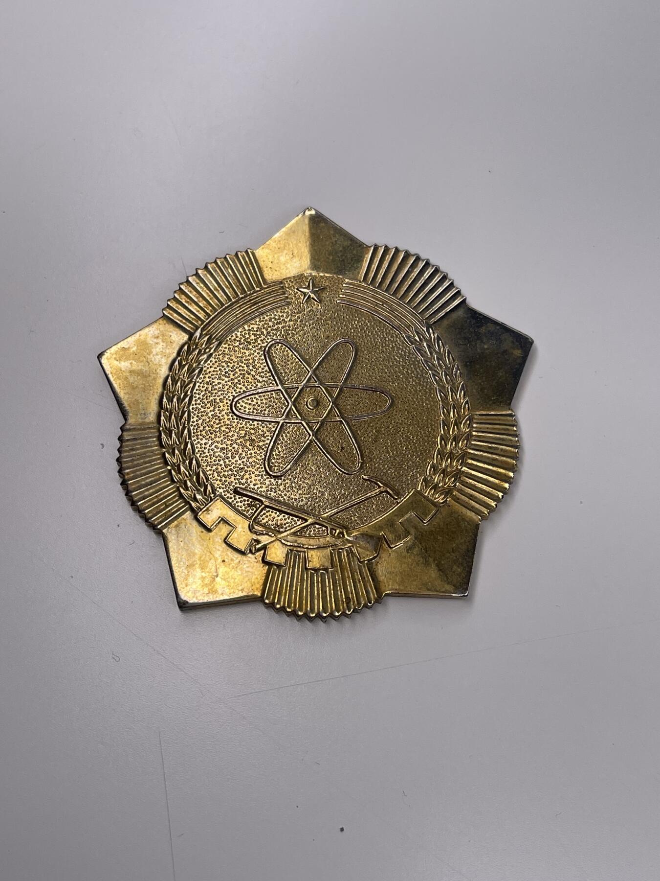 新时代收藏徽章红藏拍卖(第二十八场)  徽章纸品证书杂项 西安到乌鲁木齐通讯光缆修建纪念章 军地合作项目