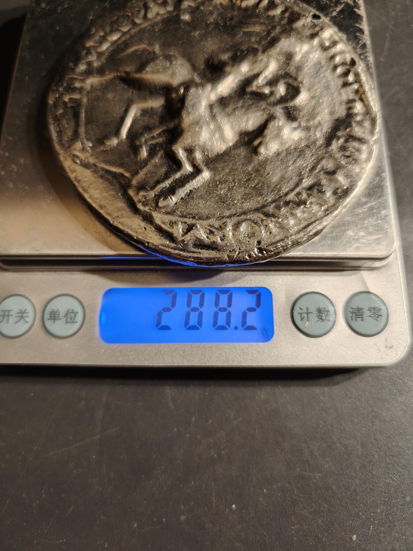 老王徽章第163期 13-15日三场连拍 16日统一发货  13、14日结束后可寄存 古罗马第纳尔银币风格纪念章         直径80mm.    重量288.2g