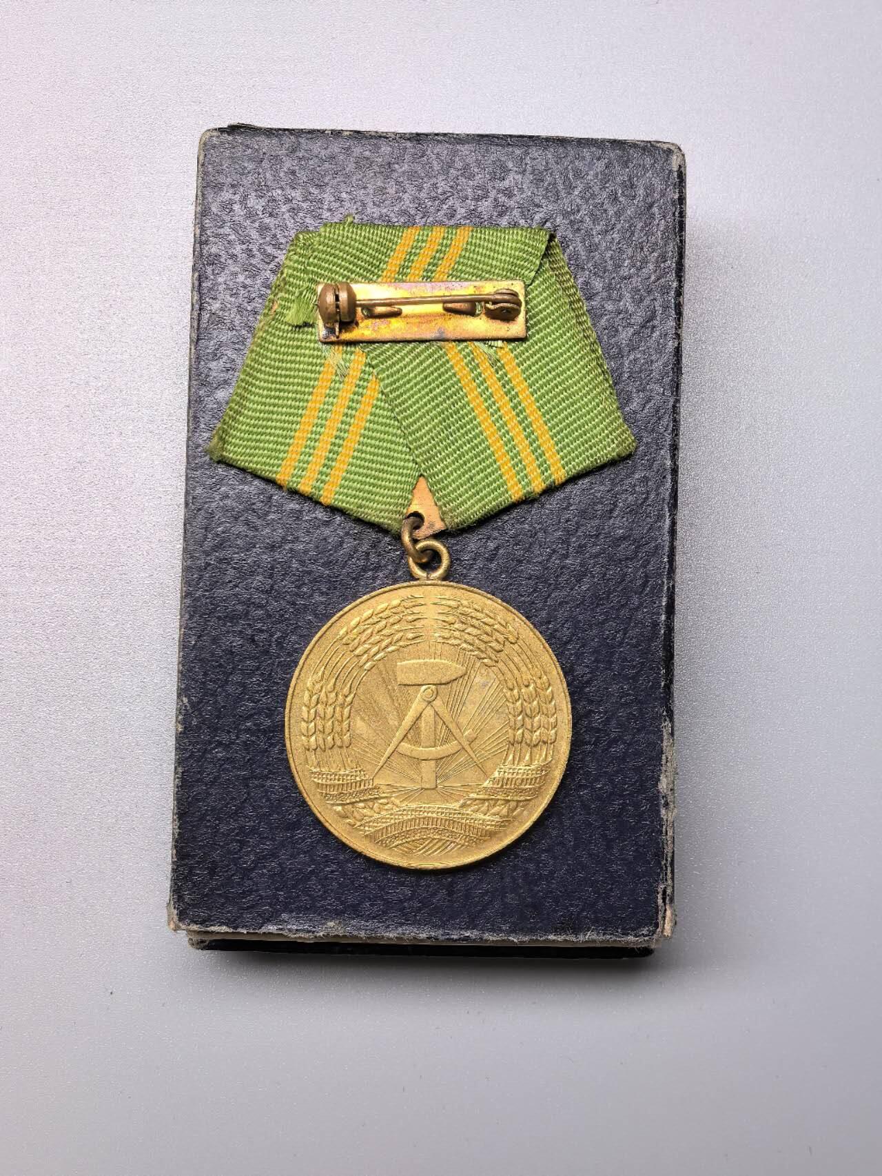 小驴勋章奖章收藏11月15日周六晚五点拍卖（珍爱和平，收藏战争，铭记历史，勿忘国耻，忠党爱国。有偿代拍，送拍规则在简介最后，参拍须阅读规则后再参拍，关系到运费包装发货时效真假辨别等关键信息，拍卖时不再发原图，看大图店主微信码在拍卖店铺介绍里）