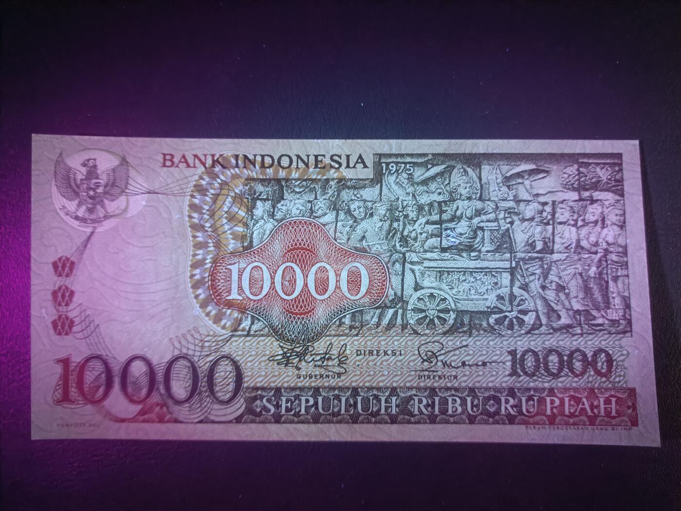 2025十一月第四期，总202期 印度尼西亚1975版10000卢比AUNC千位号无47，佛塔浮雕和传统工艺面具，此版本最大面值