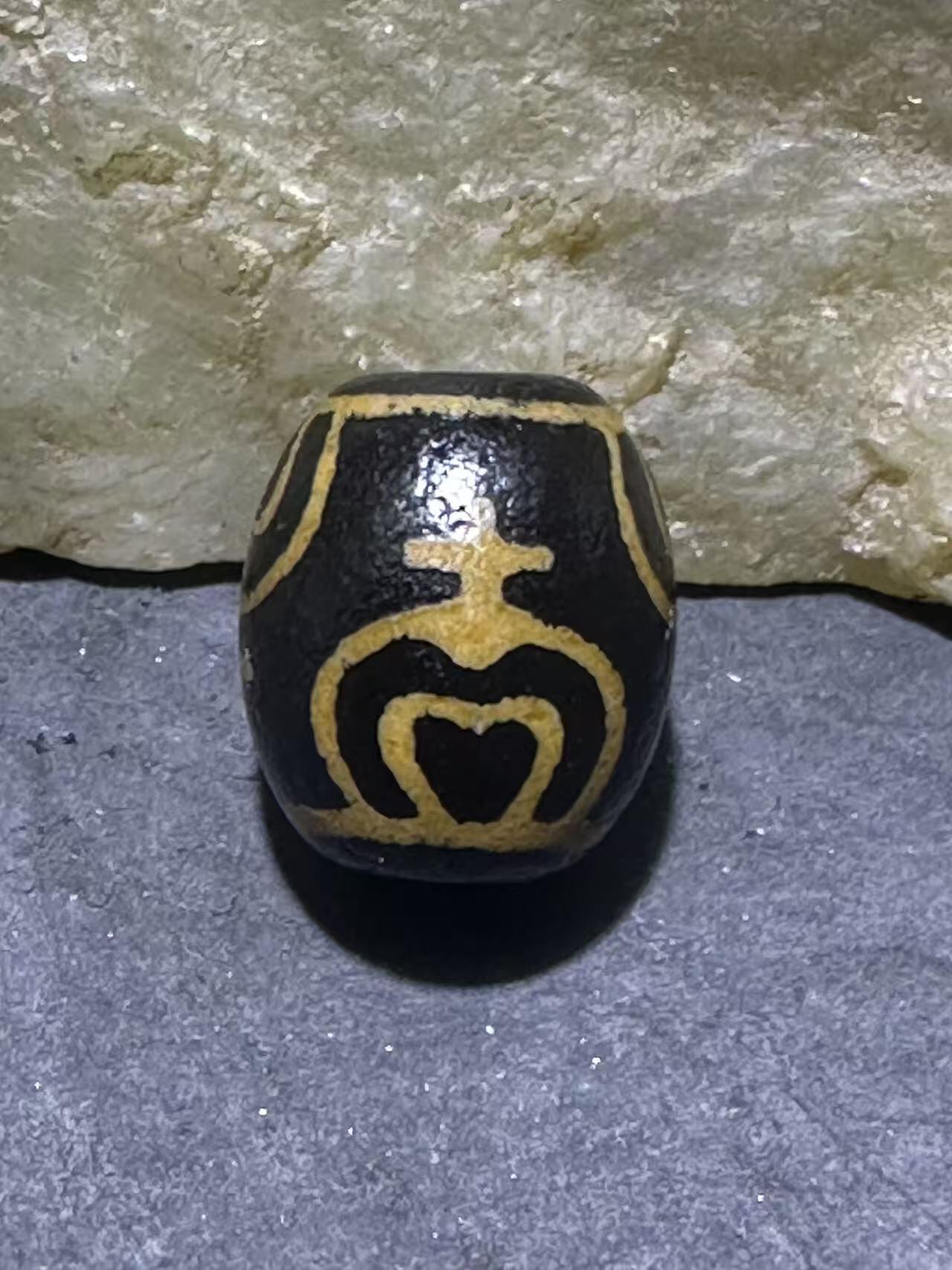 仅此一颗，精品藏传牙黄宝瓶玛瑙天珠一颗。，