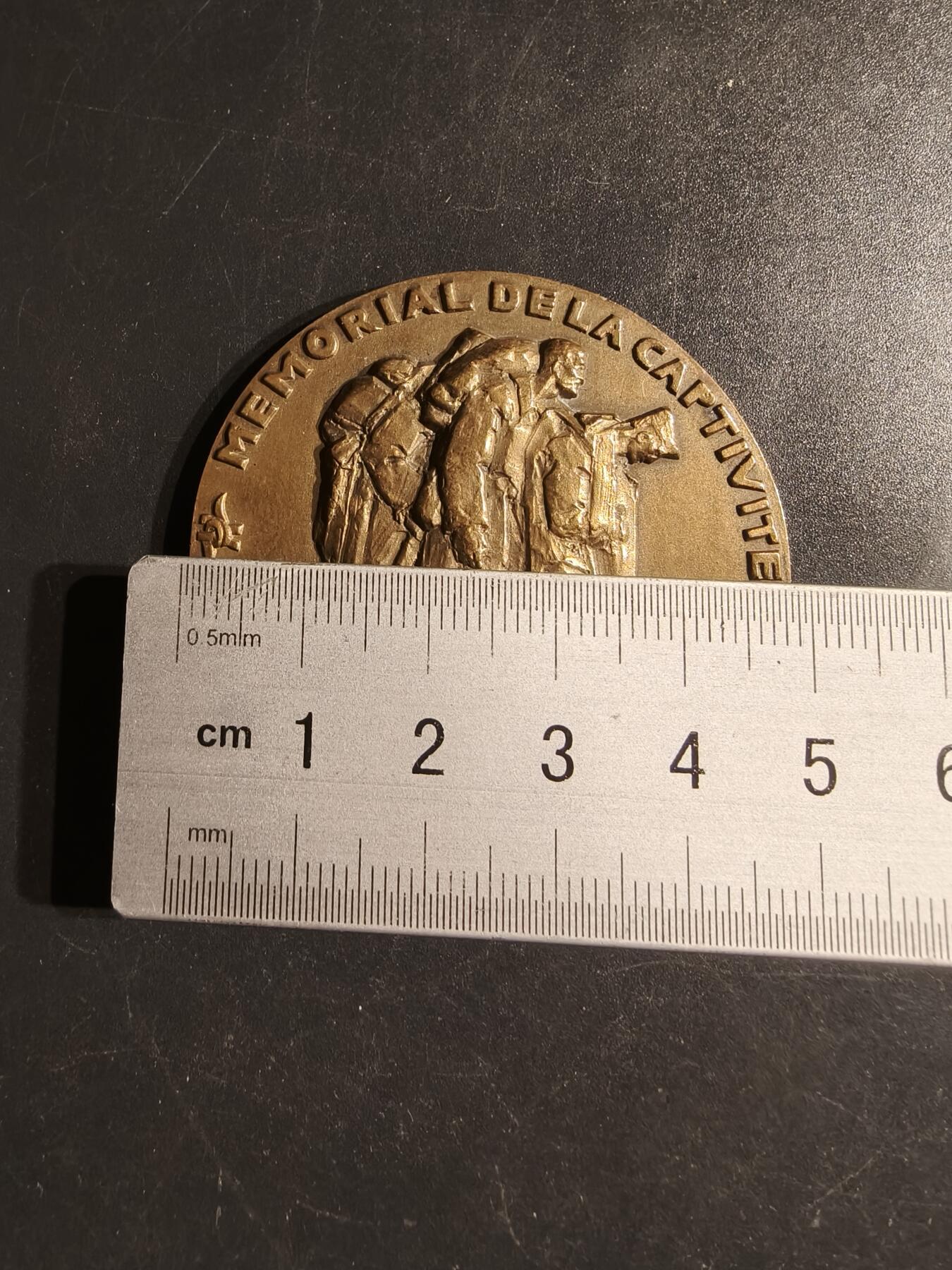 老王徽章第163期 13-15日三场连拍 16日统一发货  13、14日结束后可寄存  法国二战囚禁与流放者铜章     直接49mm.    重量50g