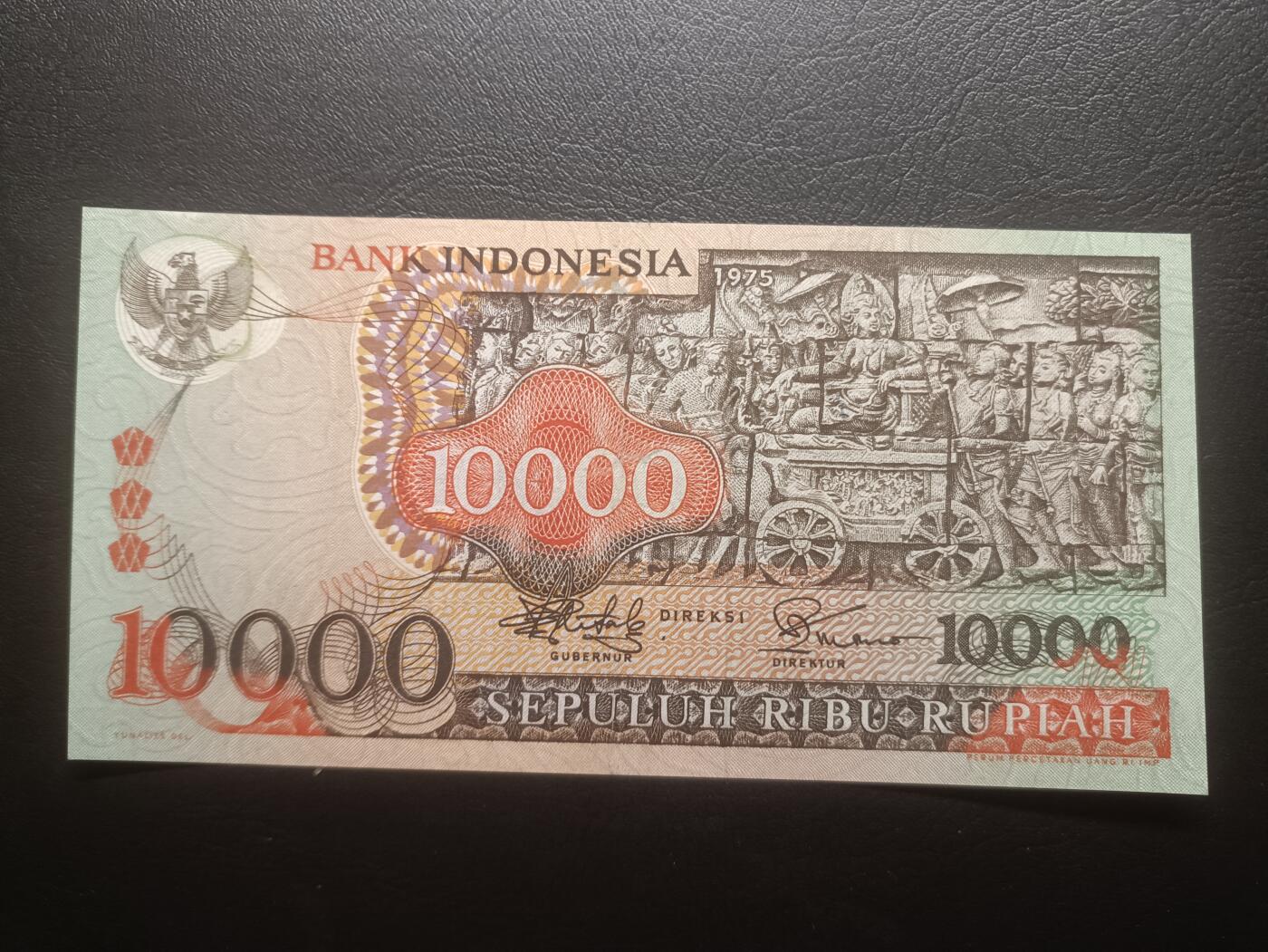 2025十一月第四期，总202期 印度尼西亚1975版10000卢比AUNC千位号无47，佛塔浮雕和传统工艺面具，此版本最大面值