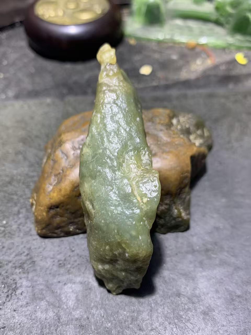 新疆戈壁风化纹和田玉青玉原石一颗，