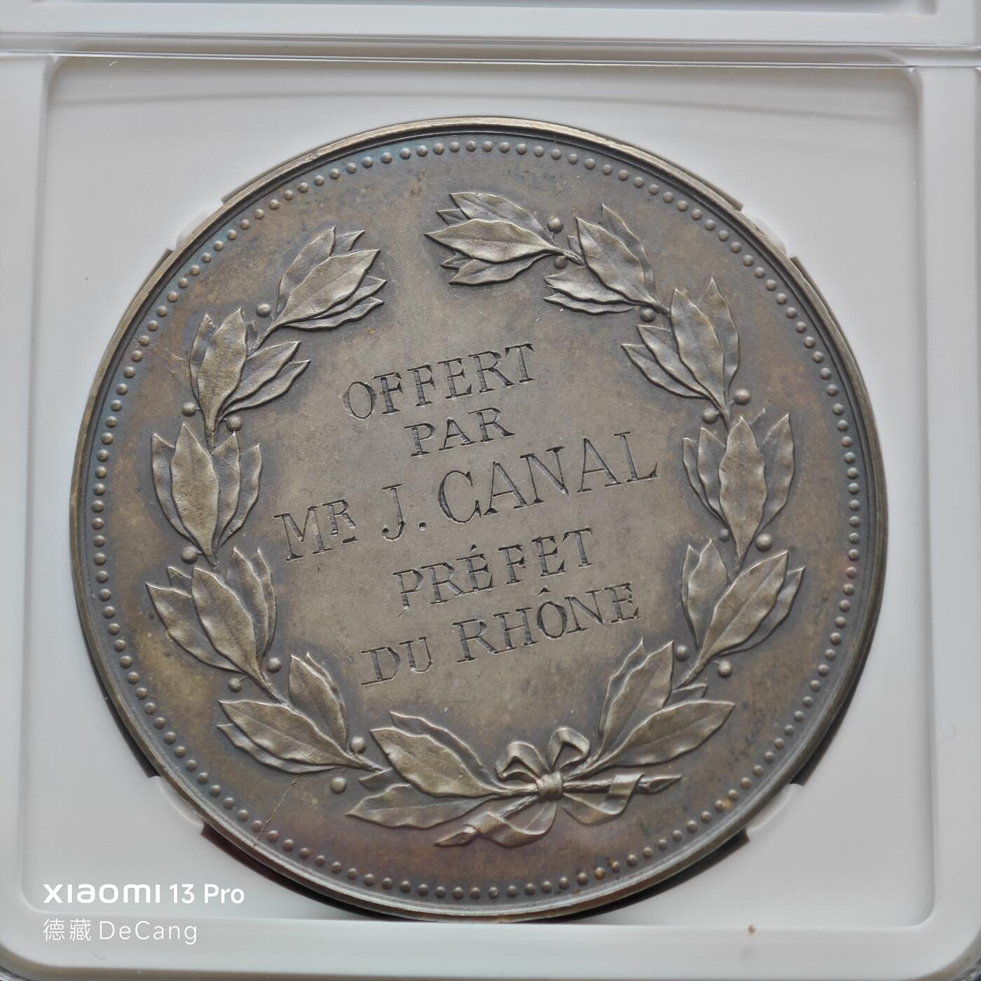 【德藏】世界币章拍卖第153期（拍品征集中~欢迎藏友联系） 19世纪 法国罗纳省长官奖章女神雄鸡镀银纪念铜章 NGC MS64 原味老包浆 图案层次立体 浮雕感极强