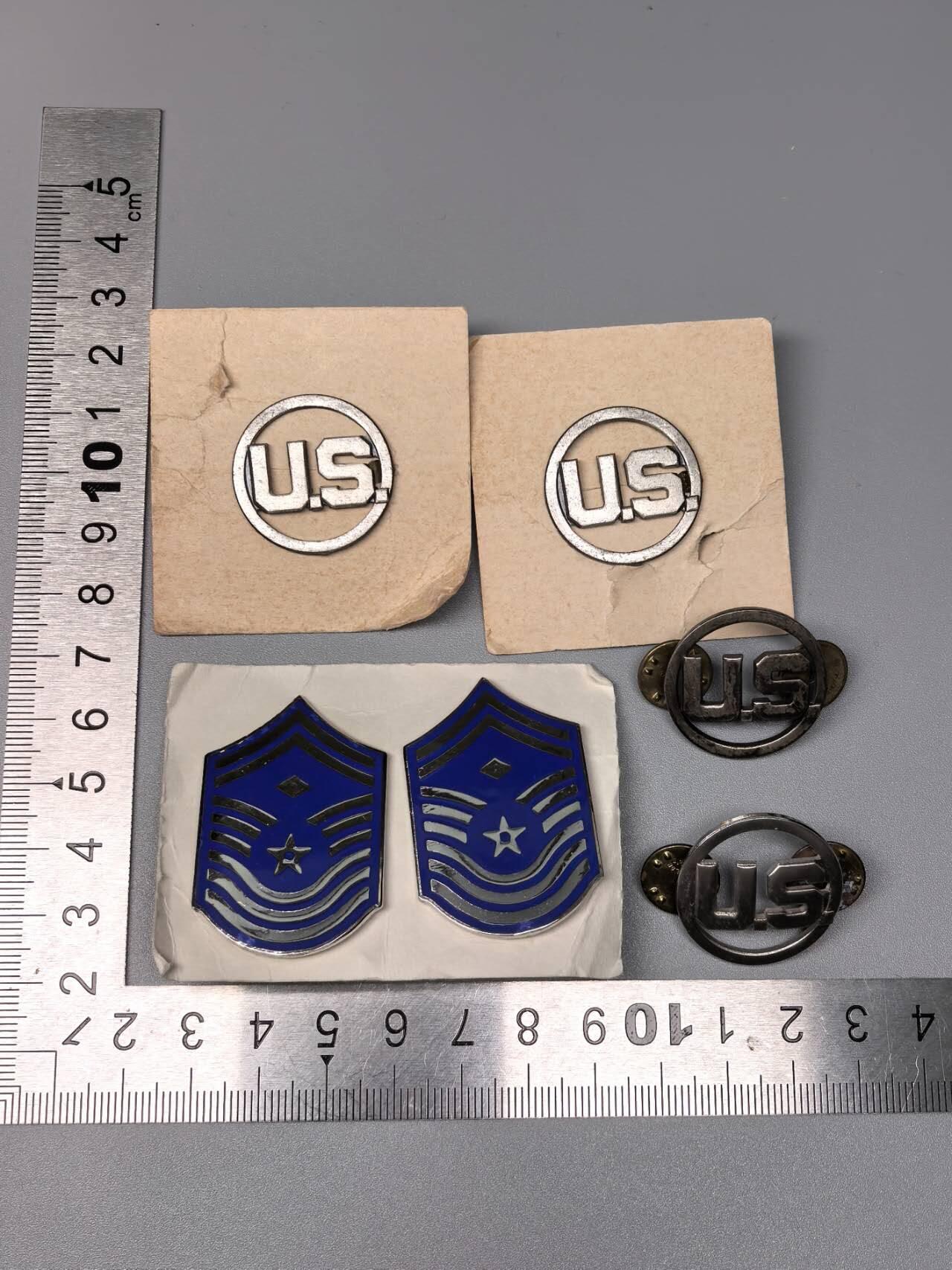 小驴勋章奖章收藏11月15日周六晚五点拍卖（珍爱和平，收藏战争，铭记历史，勿忘国耻，忠党爱国。有偿代拍，送拍规则在简介最后，参拍须阅读规则后再参拍，关系到运费包装发货时效真假辨别等关键信息，拍卖时不再发原图，看大图店主微信码在拍卖店铺介绍里） 美军领章一组，蝴蝶扣有厂标