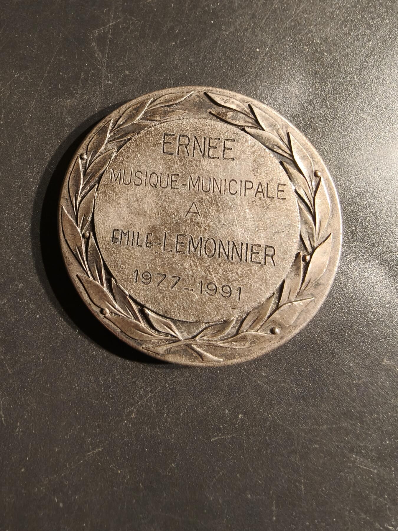 老王徽章第163期 13-15日三场连拍 16日统一发货  13、14日结束后可寄存 法国埃尔内市市立音乐学校镀银大铜章     直径48mm.    重量52.9g